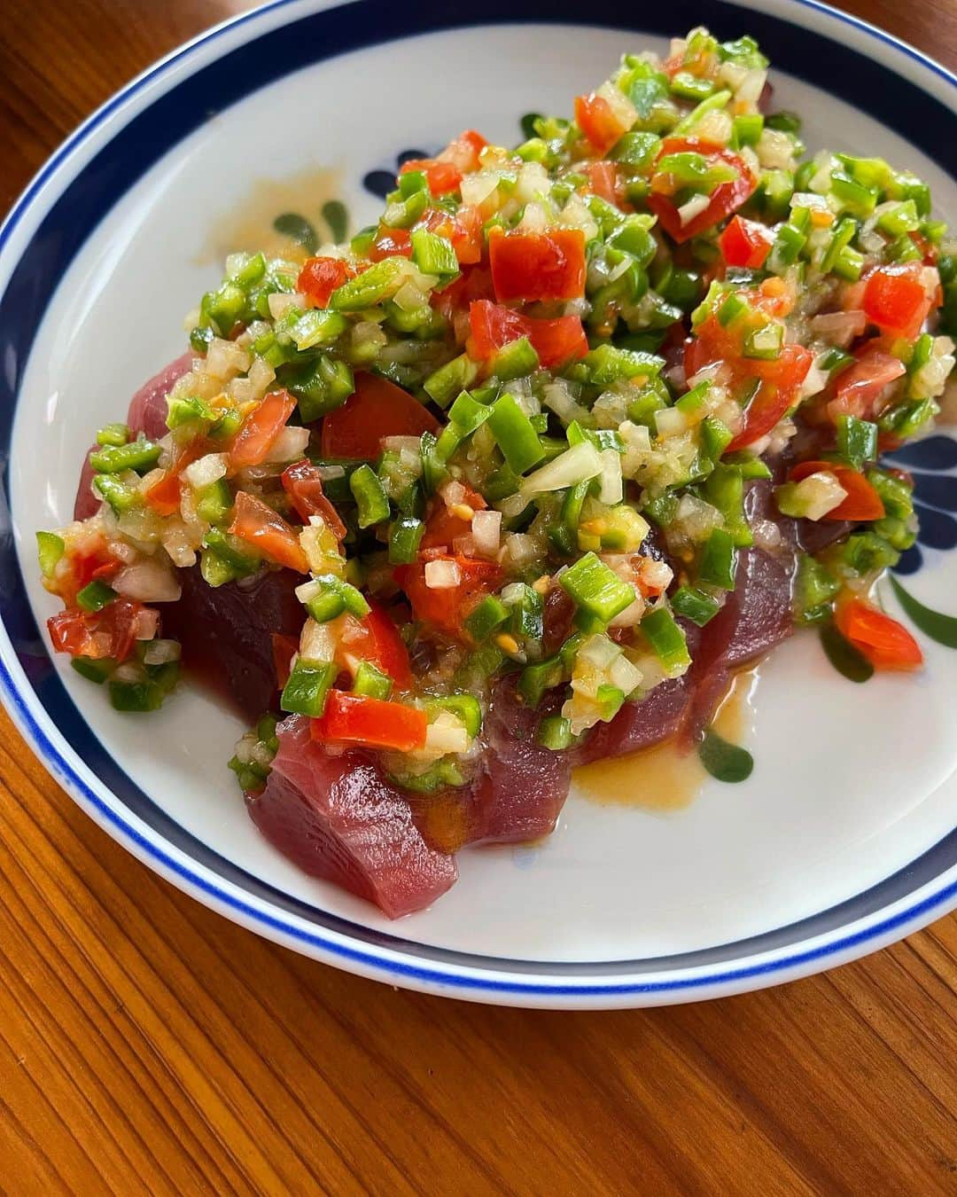 吉野千穂さんのインスタグラム写真 - (吉野千穂Instagram)「千穂飯🌿『かつおのカルパッチョ メキシコ風』  メキシコ風ってなに？？😀 って友達から総ツッコミを受けた一品。笑  ピーマン、玉ねぎ、トマトを刻んで オリーブオイル、レモン汁、タバスコ、 おろしにんにく、塩、こしょうであえた メキシコ風のソース(サルサ)を カツオの刺身にかけました🇲🇽🌞  野菜のシャキシャキ食感と さっぱりピリ辛な風味が これからの季節にぴったり🔥  サルサのレシピはお好みのもので◎  #千穂飯#おうちごはん#おうち居酒屋#おつまみ#おつまみレシピ#家飲み#家飲みおつまみ#千穂飯おつまみ#管理栄養士#フードスタイリスト#カルパッチョ#サルサ#サルサソース#かつお#カツオ」5月10日 21時41分 - chiho_yoshino