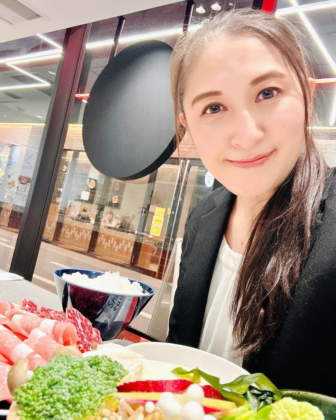 大越かず江さんのインスタグラム写真 - (大越かず江Instagram)「✨一人しゃぶしゃぶ𓌉𓇋 ‎🥩✨  うわぁ𓌉𓇋 ‎🥩 いっぱい寄り道して💦 一人しゃぶしゃぶまで食べてきちゃったァ✌️🤣✌️  今が一番幸せ💛  美味しいもの食べて 好きなことして💖  皆さんはどんな時に 幸せを感じますか？  ✨✨✨✨✨✨✨✨✨✨✨✨✨✨✨  ✨Solo Shabu Shabu 𓌉𓇋 ‎🥩✨  Wow 𓌉𓇋 ‎🥩 I made a lot of detours💦 I ate shabu-shabu alone✌️🤣✌️  I'm happiest now 💛  Eat something delicious and do what you like 💖  When do you feel happy？  ✨✨✨✨✨✨✨✨✨✨✨✨✨✨✨   #しゃぶしゃぶ  #幸せ時間  #happytime  #お肉好きな人と繋がりたい  #野菜も食べよう  #今が幸せ #美  #生きる意味 #sexy #セクシー系 #ジム女子 #美肌ケア #写真好きな人と繋がりたい #女優好きな人と繋がりたい #美意識人と繋がりたい #幸福 #happy #東京 #tokyo #日本 #japan  #美魔女モデル #actress #followforfollowback #ポートレート女子 #loveyou #仲間募集  #空が好きな人と繋がりたい」5月10日 21時38分 - bluemoonseasky