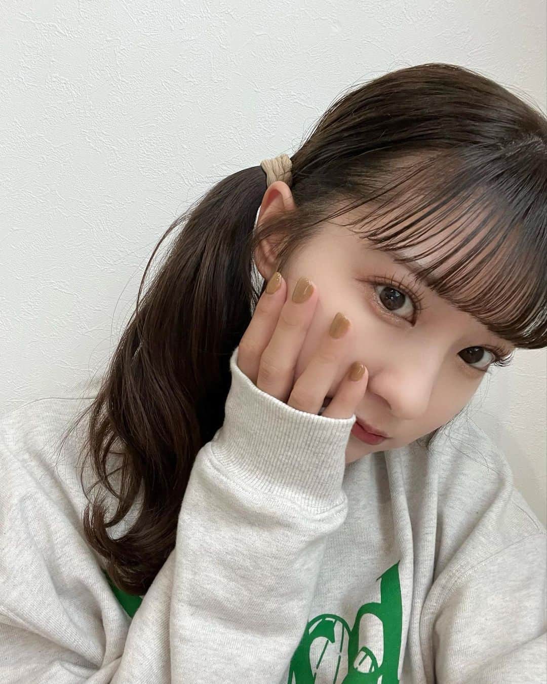 のインスタグラム：「💅🏻🩶 地元の仲良いお友達がネイルしてくれたの〜＾＾ . . . yuua @02_vermilion ‪‪ みんなも可愛くしてもらってねんっ＾＾」