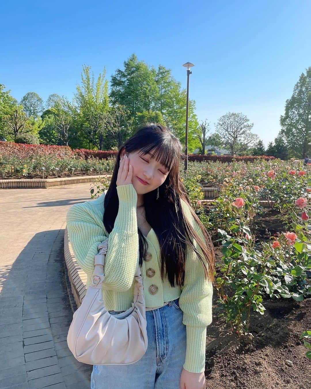 山岸理子のインスタグラム：「* ⁡ 晴れてた日☀️🌹🌼❤︎*･ ⁡ #tsubaki_factory #山岸理子 #お散歩 #りこーで」
