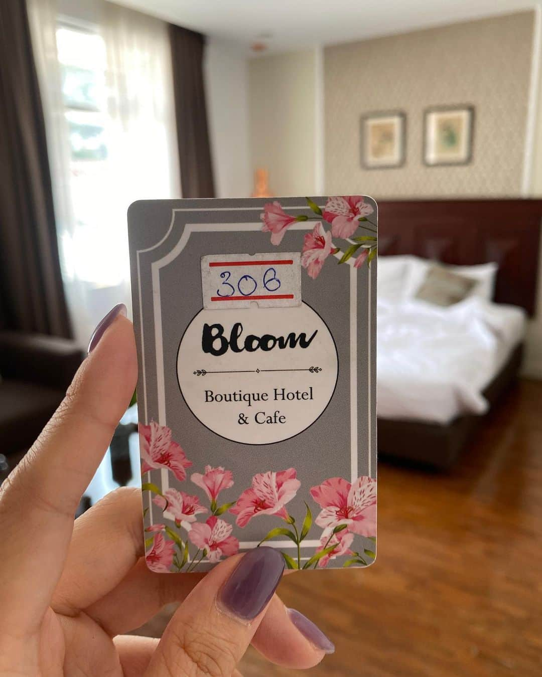 柴田紗希さんのインスタグラム写真 - (柴田紗希Instagram)「首都ビエンチャン🇱🇦で初日に宿泊した「bloom hotel and cafe」 ¥5000 ほどのホテルだったんだけど 広すぎてベッドはキングサイズで入って驚きました。笑  2人で宿泊するの、おすすめ♡  1人¥2500 でこの雰囲気に宿泊できて、美味しい朝ごはんもついてくれて(たくさん種類選べたよ)、最高！  女子旅のお客さん多い印象でした。 ついつい撮っちゃったさ〜🤳✨  街の中心部で動きしやすい場所だよ^_^  #laos #ラオス #Vientiane #ビエンチャン」5月10日 21時43分 - shibasaaki