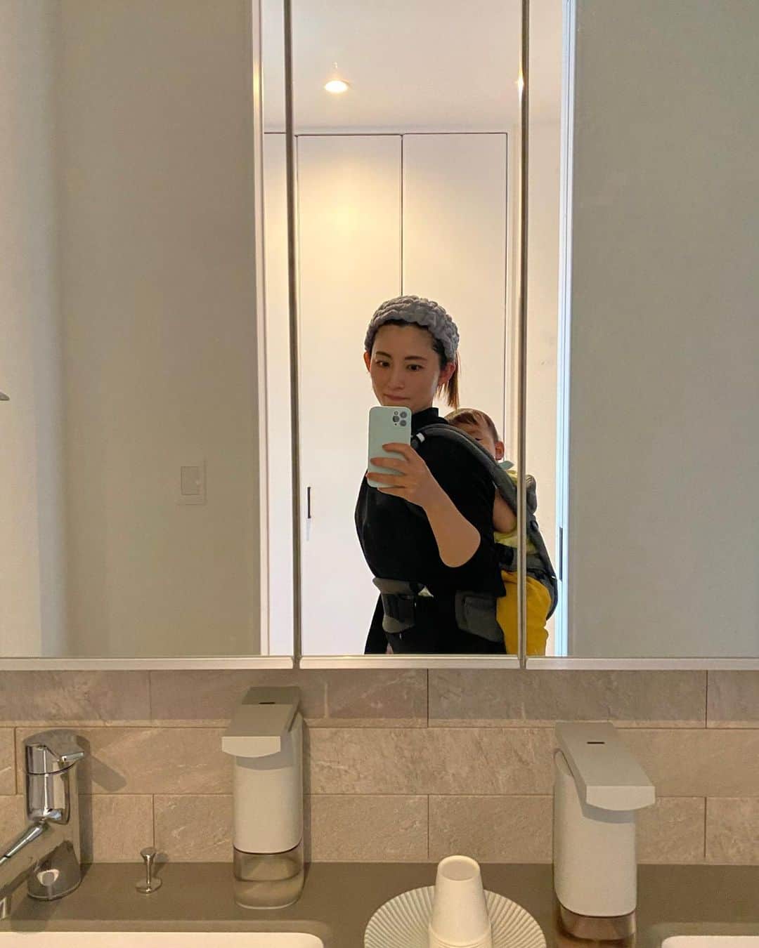 福田彩乃のインスタグラム：「. 夕方スタイル🌆👶 RMKのヘアバンドつけて、怪獣おんぶして夕飯の支度です🍚 がんばった✊🏼🔥」