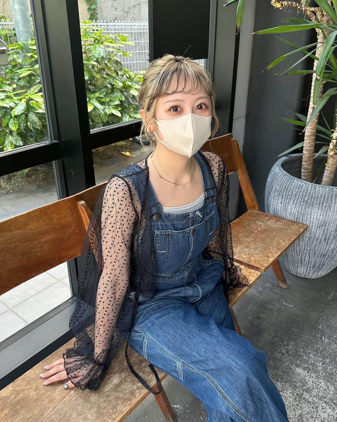 ARISAのインスタグラム：「ㅤㅤㅤㅤㅤㅤㅤㅤㅤㅤㅤㅤㅤ ㅤㅤㅤㅤㅤㅤㅤㅤㅤㅤㅤㅤㅤ ㅤㅤㅤㅤㅤㅤㅤㅤㅤㅤㅤㅤㅤ 今日のコーデっ！ ㅤㅤㅤㅤㅤㅤㅤㅤㅤㅤㅤㅤㅤ チュールはblackに🐈‍⬛ 暑くてもさっと羽織れる 万能アイテム、おすすめです。 ㅤㅤㅤㅤㅤㅤㅤㅤㅤㅤㅤㅤㅤ めっちゃ使える ラメキャミは 今週入荷しますよ〜🤫♡ ㅤㅤㅤㅤㅤㅤㅤㅤㅤㅤㅤㅤㅤㅤㅤㅤㅤㅤㅤㅤㅤㅤㅤㅤㅤㅤ ㅤㅤㅤㅤㅤㅤㅤㅤㅤㅤㅤㅤㅤ ㅤㅤㅤㅤㅤㅤㅤㅤㅤㅤㅤㅤㅤ #チャオパニック #チャオ#チャオコーデ#オン眉#オン眉ボブ #デニムサロペット#デニムサロペ#チュールブラウス#お団子ヘア#キャミ#キャミソール#タンクトップ#タンク#ラメキャミ#ciaopanic  ㅤㅤㅤㅤㅤㅤㅤㅤㅤㅤㅤㅤㅤ ㅤㅤㅤㅤㅤㅤㅤㅤㅤㅤㅤㅤㅤ」