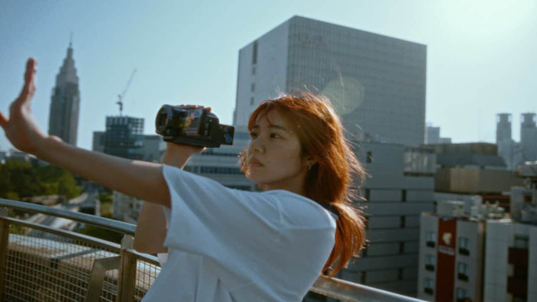 山田智和さんのインスタグラム写真 - (山田智和Instagram)「あいみょん「愛の花」MusicVideoを監督・撮影しました。 https://youtu.be/JuyQQUqD64c  あいみょんに回してもらったビデオカメラ、街を照らすあたたかな光たちがそこにはたくさん映っていました。  MOVIE STAFF Director&DOP：Tomokazu Yamada  Cinematographer：Yamato Sugimoto @yamatosugimoto  Selfie Camera：AIMYON @aimyon36  Lighting Director：Koshiro Ueno  Production Designer: Chihiro Matsumoto(R.mond) Stylist：Masataka Hattori(Hattori Pro.) @masataka_hattori  Hair&Make-up：Masaki Sugaya(GÁRA inc.) masaki_sugaya  Drone：Michito Tanaka  Colorist：Toshiki Kamei (ARTONE FILM) @toshiki_kame  Online Editor：Shunsuke Endo (Kicks) Offline Editor：Tomokazu Yamada／Shunya Hiroshige  Title Design：Rak (TM INC.) @rak_harouippu   Camera Chief Assistant：Hiroshi Shono @h.sho45  2nd Camera Assistant：Tomoya Ishizaki／Sho Yamagami(KOKIHIFUMI) 3rd Camera Assistant：Ryosei Takahashi Lighting Chief Assistant：IKazuya Imose Lighting Assistant：Yuki Kinou／Nanae Niwa Production Designer Assistant：Masayuki Nakayama／Takumu Ishii／Momo Kawasaki／Ayaka Mori Stylist Assistant：Ayako Oguri  Making Camera：Kosuke Yamashita @ymk095  Production Manager：Shun Ikeda Producer：Takanobu Oki(her／Hattori Pro.／KASSEN) @takanobu_oki  Production：CROMANYON  #あいみょん #愛の花」5月10日 21時47分 - tomoymd