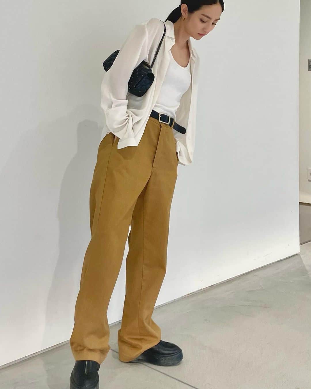 堀田茜さんのインスタグラム写真 - (堀田茜Instagram)「🌼🌼🌼  shirt @cosstores_jp  pants @dickies_jp vintage shoes @therow  bag @maisonvalentino   #あかねのしふく_」5月10日 21時48分 - akanehotta