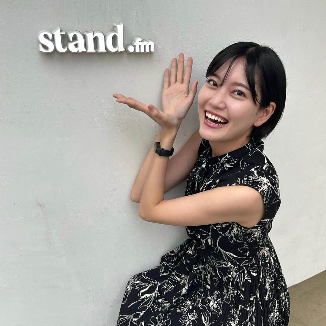 リチのインスタグラム：「【お知らせ】  この度、音声配信プラットフォーム「stand.fm(スタンドエフエム)」のチャンネルを開設しました✌️💙❕  これからは、音声ライブ配信したり、みんなからのレター(お便り)にお返事したり、たくさん交流できそ！！最高すぎるね！！！  記念すべき初回収録は、 stand.fmのスタジオにお邪魔しました！  めっちゃおしゃれだった！  まずはstand.fmの梶原さんに 使い方やできることを教えてもらいました！！！！  みんなでいっしょにはじめよー！！！  ぜひフォローして聞いてねん！！  リンクはストーリーとツイッターに貼っています！！  聞いた感想はぜひ #リチラジ で投稿してねん！！  #standfm #リチ」