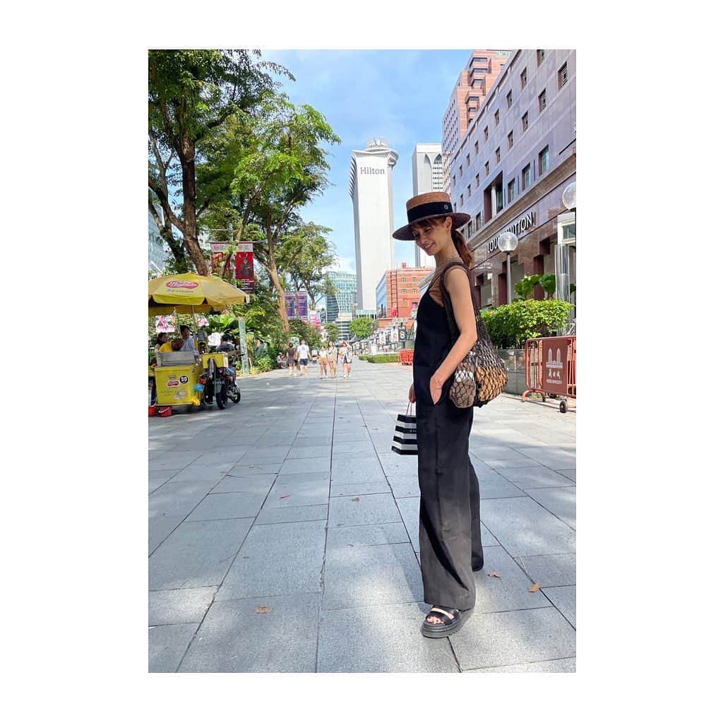 稲沢朋子さんのインスタグラム写真 - (稲沢朋子Instagram)「まだ続くよ🙏 GW family ツアー🇸🇬 この日は、みんなで街へショッピングに 暑すぎる💧 サングラスと帽子は必須！  👒　@chapeaud_o  インナー　@aton_tokyo  オールインワン　@third_magazine   #Singapore #family #trip #orchard」5月10日 21時58分 - ina_tomo