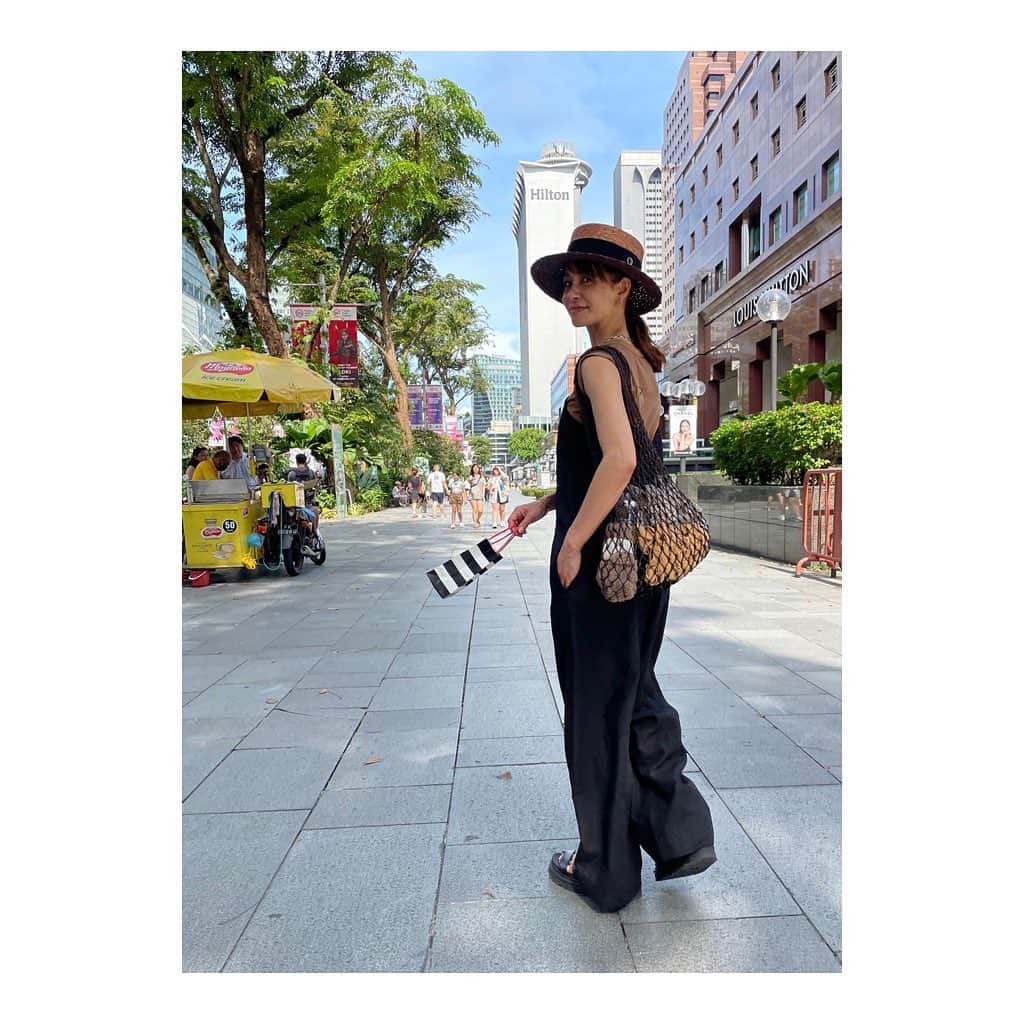 稲沢朋子さんのインスタグラム写真 - (稲沢朋子Instagram)「まだ続くよ🙏 GW family ツアー🇸🇬 この日は、みんなで街へショッピングに 暑すぎる💧 サングラスと帽子は必須！  👒　@chapeaud_o  インナー　@aton_tokyo  オールインワン　@third_magazine   #Singapore #family #trip #orchard」5月10日 21時58分 - ina_tomo