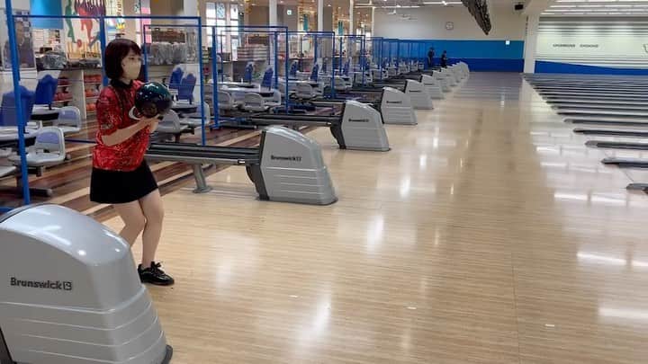 坂本詩緒里のインスタグラム：「今日は#ウニクスボウル 様で練習させて頂きました♪ インステップ直すためにアプローチにテープを貼って練習🎳 課題を持って練習すると3時間あっという間でした☺️ 保倉プロありがとうございました✨ 🍑も良くなりました🎳💕  #ボウリング #プロボウラー #練習 #坂本詩緒里 #bowling」