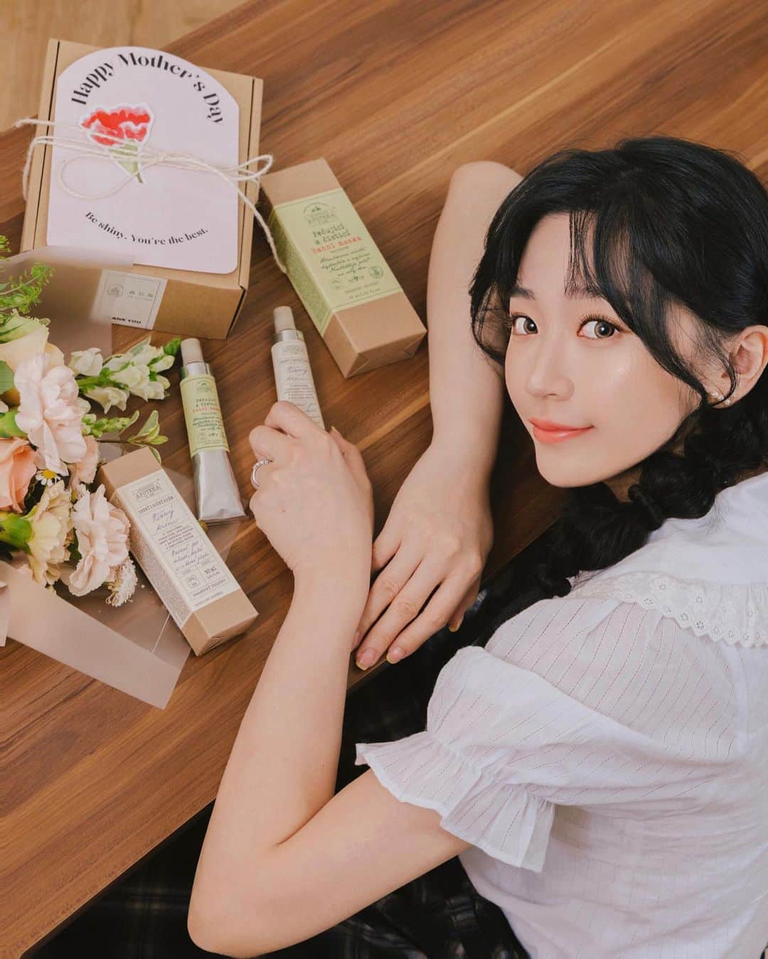 陳語謙のインスタグラム：「📢('ᴗ' )و文末抽抽抽 24小時後抽出🎁-已抽出- 哇～這組照片感覺臉在發光💡  來介紹這盒𖤐森芯島 小確幸禮盒𖤐 打開好像水彩顏料🎨好可愛哈哈哈  ✔️ 三分鐘有機早晨潔淨面膜 只需要3分鐘的懶人面膜♡>𖥦<) 起床後在未清洗的皮膚上塗抹面膜 嗎感覺有叫醒皮膚的作用ᜊᶻᶻᶻ 持續3 分鐘，用溫水沖洗乾淨💦 從清潔、滋養補水到收斂毛孔3分鐘搞定 天然精油讓肌膚瞬間不拎不拎提亮起來 再進行之後的其他保養品 妝容一整天下來都很服貼  ✔️ 溫潤美肌霜 早晚皆可使用，讓肌膚看起來水嫩透亮✧˖° 森芯島的產品成分天然，味道舒服清爽 使用起來安心ദി ᷇ᵕ ᷆ )♡  🎁品牌散播歡樂散播愛抽獎時間🎁 🏝️追蹤 @sh.island.tw  🏝️留言 #今年換我愛你 24hr之後就抽出一位幸運兒.ᐟ.ᐟ.ᐟ 可以獲得 $1600的小確幸母親節禮盒 不論是送媽媽&女朋友或自己使用都很適合  另外品牌也有發合照就能獲得$150折扣金的活動💰 有興趣的朋友趕快點進去追蹤吧  希望所有的媽媽們都能被歲月溫柔以待💫  #今年換我愛你 #森芯島」