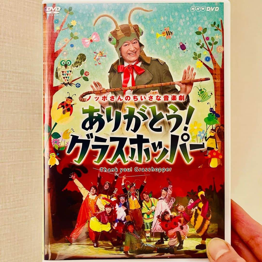 池田有希子さんのインスタグラム写真 - (池田有希子Instagram)「言葉が上手く出てこないや…。悲しい！ありがとうの気持ちでいっぱい！のっぽさんとご一緒できてテンコ🐞は幸せです！テンコはグラスホッパーのっぽさんに「みんなのうた」やミュージカルツアーで大事なテツガクを沢山教わって、それは一生の宝物。  音楽劇でちいさい人（とのっぽさんは呼んでいた）に恐怖を経験させることを避けてはいけないと暗転演出をするのだけど、過剰な恐怖とならぬよう暗転の長さを何度も何度も稽古を繰返し決めた事。「私は赤信号は絶対に渡りません、ちいさい人達が真似てしまったら私は殺人者です」と常に強い意志と哲学を生きる方でした。私がモノを作るのが好きなのも「できるかな」の影響大！訃報の公表タイミングも本当にのっぽさんらしい。かっこいい、とてもかっこいい方。  「忘れないで、忘れないで、忘れないでね♫」  #ありがとうグラスホッパー　#高見のっぽ　#のっぽさん」5月10日 21時54分 - yukikoikeda