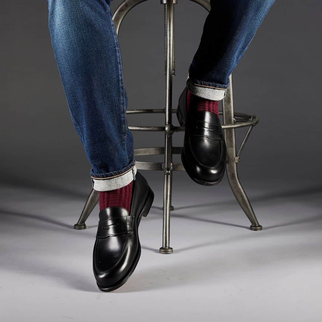 クロケット&ジョーンズさんのインスタグラム写真 - (クロケット&ジョーンズInstagram)「Grantham 2, a classic penny loafer with raised seam apron. Made on last 376 from the finest black calf leather featuring single leather soles. . #crockettandjones #madetobeworn #loafers #springsummer」5月10日 22時00分 - crockettandjones_official