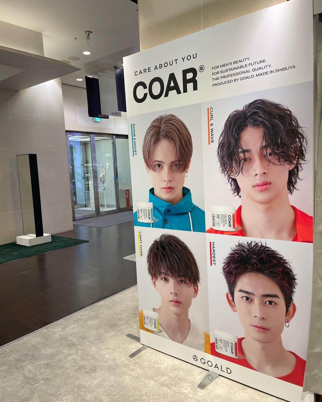 中村トメ吉さんのインスタグラム写真 - (中村トメ吉Instagram)「【COAR】 @coar_jp  のポップアップストアを @thefuturecare  様と共に 伝説の阪急梅田メンズ館（大阪）で5/16（火）までやらせていただいております‼️ 足を運んで下さった皆様、商品購入して下さった皆様、本当にありがとうございます😊 そしてこの様な機会をいただき本当にありがとうございます🙇‍♂️ ⁡ 8ヶ月前に「COAR」というブランドを立ち上げ、 北海道から沖縄まで全国各地たくさんの美容室様に取り扱っていただき心から感謝しております。 ⁡ 「COAR」は あなたの新しい体験に向けて、 あなたのなりたい自分に向けて、 ブレない自分へ自由に旅立つ為の 【チケット】 がコンセプトとなっております。 ⁡ よく見ると航空券がデザインになっています👀 ⁡ 現在COARは 美容室専売とさせていただいてる為、 取り扱いのある美容室でしか購入することが出来ません。 ⁡ なぜその様な戦略をとったかというと、 現代は様々なSNSプロモーション（情報） に溢れ、消費者に対して迷いや疑いを生んでしまっている状況です。 僕らはブランドのストーリーや ファクト（事実）、ベネフィット（効果） を明確に伝え、 お客様から絶対的な信用と信頼を得る事が大切だと考えます。 ⁡ 例えるなら、 SNS広告を回してオンライン販売で拡大したり、 10万人フォロワーのインフルエンサーの方に発信いただくより、 信頼関係で繋がる100人のお客様のいる 美容師様1000人にお伝えいただいた方が この時代のお客様にとっての 信頼と価値になると確信しているからです。 ⁡ そして お客様の手に届くまでにリソースを使うより、 お客様が手に取った後にリソースを使い、 意味を持たせたい。 COARというチケットを通して、 美容師様、お客様の 自己実現に貢献したいと考えております。 ⁡ COARを手に取っていただいた美容師様には、使い方の動画や技術マニュアルの提供はもちろんのこと、 リアルセミナーをはじめとした教育コンテンツを通じて技術を学ぶ機会をつくらせて頂き、 さらには、オンラインサロンや練習会、交流会の参加など、お客様同士がつながる機会もつくらせていただいております。 ⁡ 関わる皆様と共創し、アップデートし続け、 お客様が、「これさえあれば間違えない」という ブランドに育てていけたらと思っております。 ⁡ まず日本を代表するメンズヘアケアブランドに。 そしてアジアNo.1のメンズヘアケアブランドへ🔥 ⁡ 関わる皆様のお陰でCOARは存在します。 これからも関わる全ての方々の為に 最大より最高を追い求めて精進してまいりますので宜しくお願い致します🙇‍♂  #GOALD #COAR #阪急うめだ本店  #ポップアップストア  #全ての男性が自己実現出来る世の中を創る  #やはり改めて店頭に並んでるのを見ると嬉しい #しかもよく行く場所に #取り扱って下さるサロン様の為にブランディングしていきます #感謝」5月10日 22時03分 - tomekichi1102