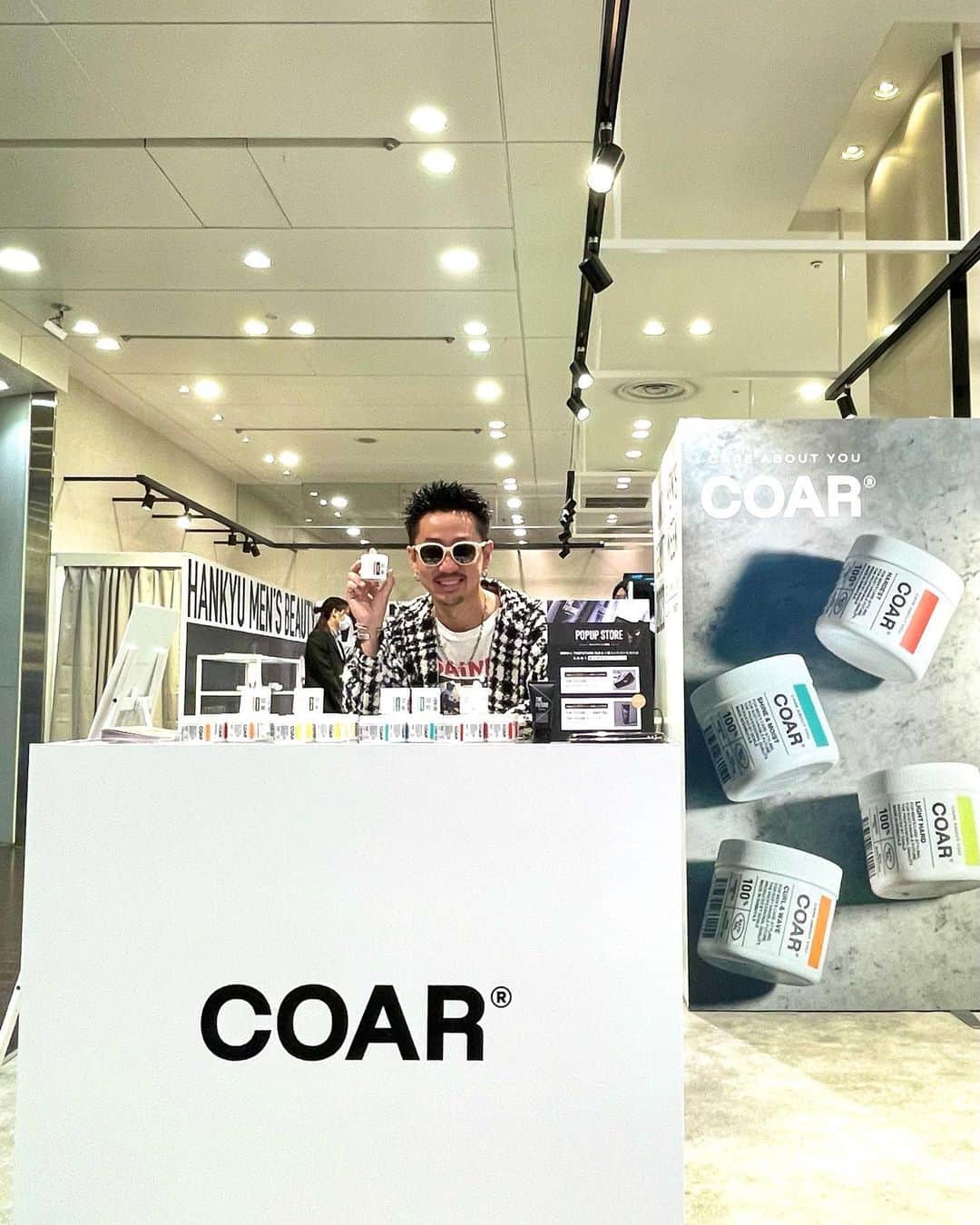 中村トメ吉のインスタグラム：「【COAR】 @coar_jp  のポップアップストアを @thefuturecare  様と共に 伝説の阪急梅田メンズ館（大阪）で5/16（火）までやらせていただいております‼️ 足を運んで下さった皆様、商品購入して下さった皆様、本当にありがとうございます😊 そしてこの様な機会をいただき本当にありがとうございます🙇‍♂️ ⁡ 8ヶ月前に「COAR」というブランドを立ち上げ、 北海道から沖縄まで全国各地たくさんの美容室様に取り扱っていただき心から感謝しております。 ⁡ 「COAR」は あなたの新しい体験に向けて、 あなたのなりたい自分に向けて、 ブレない自分へ自由に旅立つ為の 【チケット】 がコンセプトとなっております。 ⁡ よく見ると航空券がデザインになっています👀 ⁡ 現在COARは 美容室専売とさせていただいてる為、 取り扱いのある美容室でしか購入することが出来ません。 ⁡ なぜその様な戦略をとったかというと、 現代は様々なSNSプロモーション（情報） に溢れ、消費者に対して迷いや疑いを生んでしまっている状況です。 僕らはブランドのストーリーや ファクト（事実）、ベネフィット（効果） を明確に伝え、 お客様から絶対的な信用と信頼を得る事が大切だと考えます。 ⁡ 例えるなら、 SNS広告を回してオンライン販売で拡大したり、 10万人フォロワーのインフルエンサーの方に発信いただくより、 信頼関係で繋がる100人のお客様のいる 美容師様1000人にお伝えいただいた方が この時代のお客様にとっての 信頼と価値になると確信しているからです。 ⁡ そして お客様の手に届くまでにリソースを使うより、 お客様が手に取った後にリソースを使い、 意味を持たせたい。 COARというチケットを通して、 美容師様、お客様の 自己実現に貢献したいと考えております。 ⁡ COARを手に取っていただいた美容師様には、使い方の動画や技術マニュアルの提供はもちろんのこと、 リアルセミナーをはじめとした教育コンテンツを通じて技術を学ぶ機会をつくらせて頂き、 さらには、オンラインサロンや練習会、交流会の参加など、お客様同士がつながる機会もつくらせていただいております。 ⁡ 関わる皆様と共創し、アップデートし続け、 お客様が、「これさえあれば間違えない」という ブランドに育てていけたらと思っております。 ⁡ まず日本を代表するメンズヘアケアブランドに。 そしてアジアNo.1のメンズヘアケアブランドへ🔥 ⁡ 関わる皆様のお陰でCOARは存在します。 これからも関わる全ての方々の為に 最大より最高を追い求めて精進してまいりますので宜しくお願い致します🙇‍♂  #GOALD #COAR #阪急うめだ本店  #ポップアップストア  #全ての男性が自己実現出来る世の中を創る  #やはり改めて店頭に並んでるのを見ると嬉しい #しかもよく行く場所に #取り扱って下さるサロン様の為にブランディングしていきます #感謝」