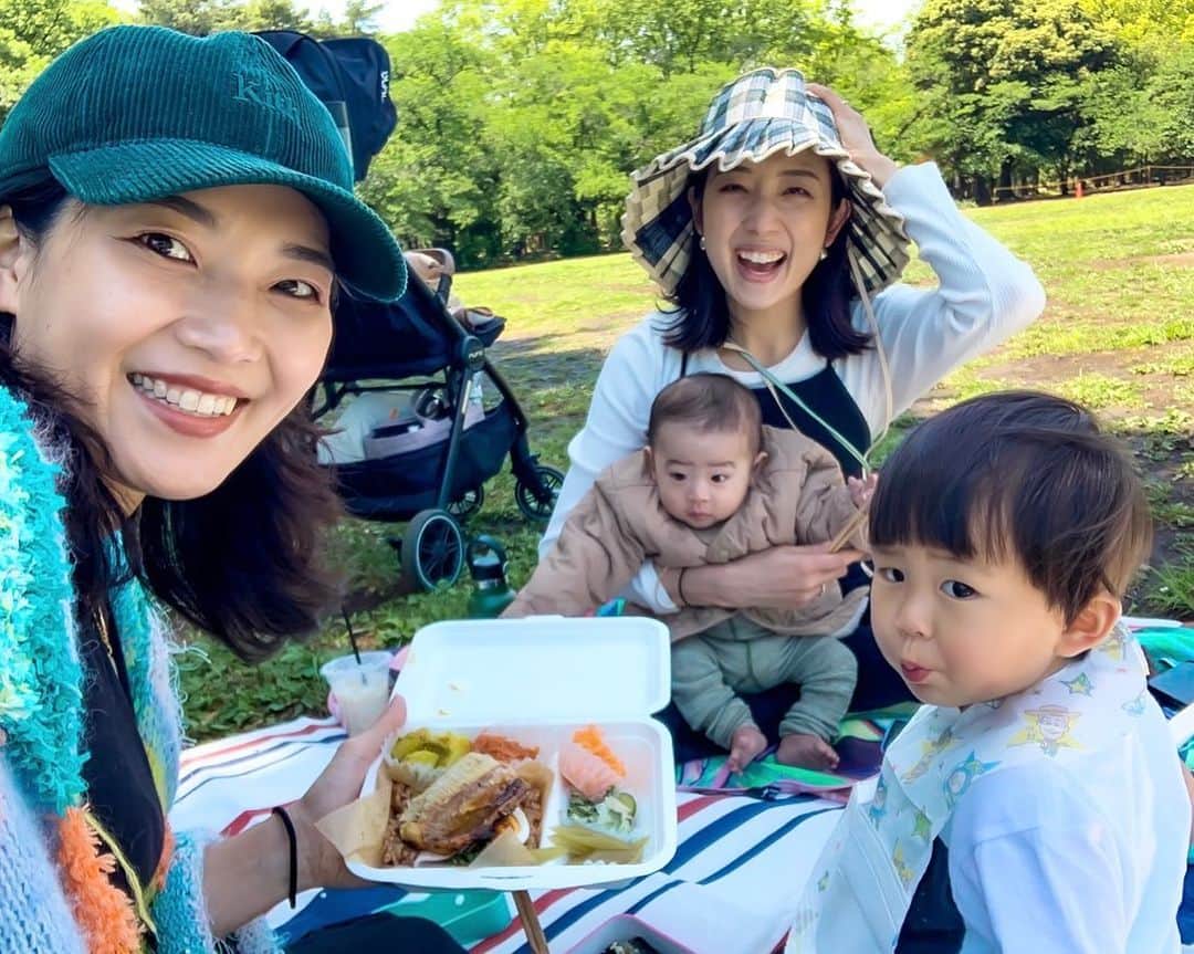 太田彩乃のインスタグラム：「ピクニック日和な日が増えてきて嬉しい✨  abio farms marketのお弁当は寝かせ玄米も選べて美味しい野菜もたっぷりで美味しかった🥕他にも気になるメニュー沢山😋 👶🏻も食べたそうにずっと見てた。笑  言葉はまだ交わせないけど、何かを感じ取りあってる子供達の交流が見ていて面白いし、微笑ましかったなぁ👣  いつもありがとう♥️ ももちゃん＆👦🏻✨ . . #ピクニック #ランチデート #アビオファームズマーケット #無農薬野菜」