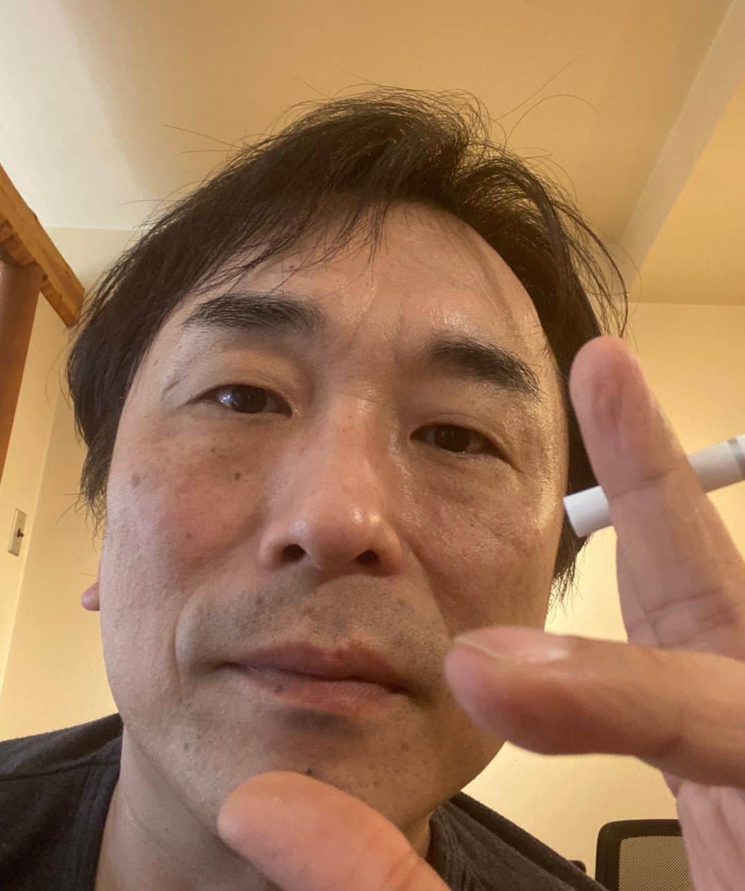 関智一のインスタグラム：「今日一日頑張った後のオジサンw 皆さんも一日、お疲れ様でした♪」