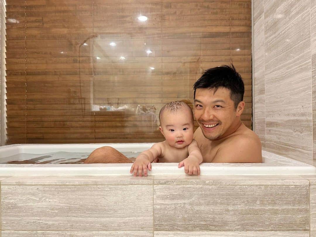 君島良夫のインスタグラム：「Bathroom buddy 🛁👶🏻」