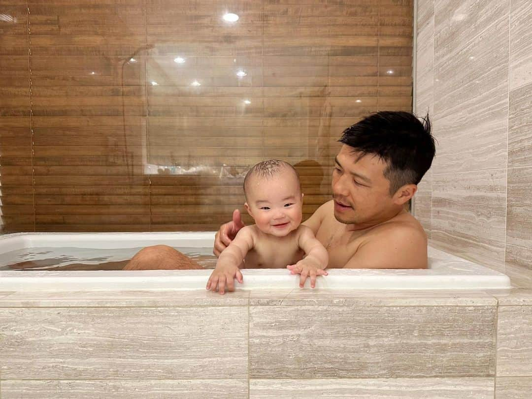 君島良夫さんのインスタグラム写真 - (君島良夫Instagram)「Bathroom buddy 🛁👶🏻」5月10日 22時09分 - yosh_10