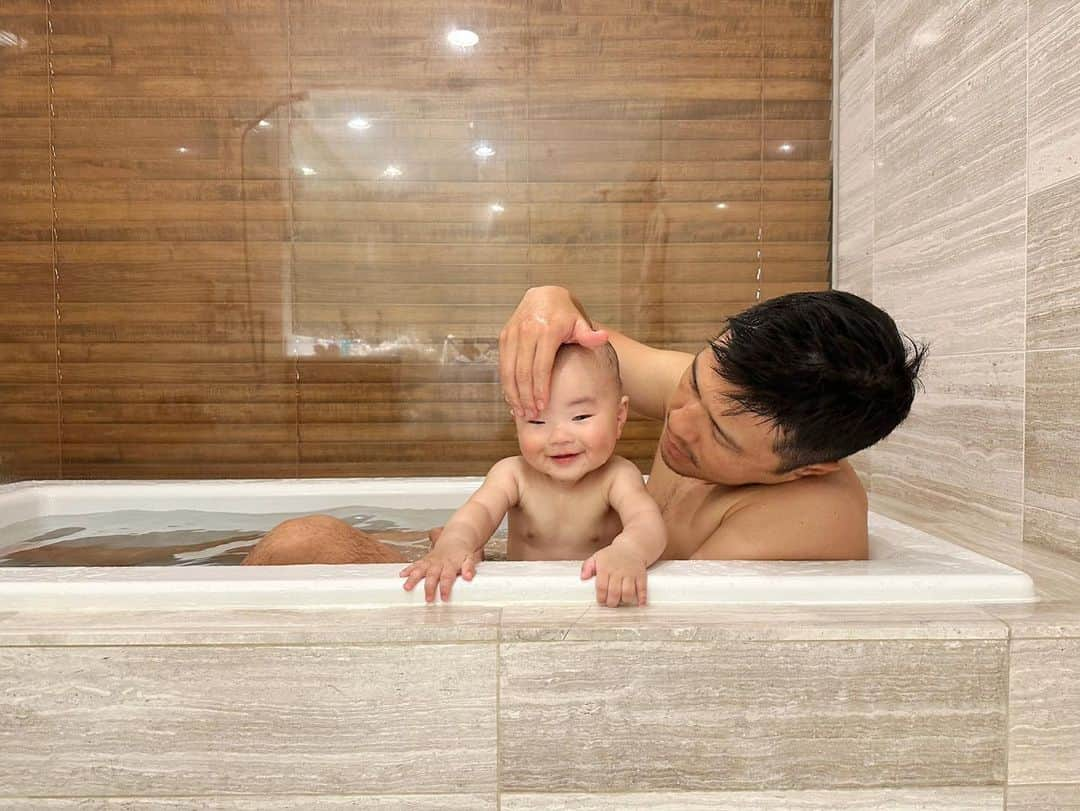 君島良夫さんのインスタグラム写真 - (君島良夫Instagram)「Bathroom buddy 🛁👶🏻」5月10日 22時09分 - yosh_10