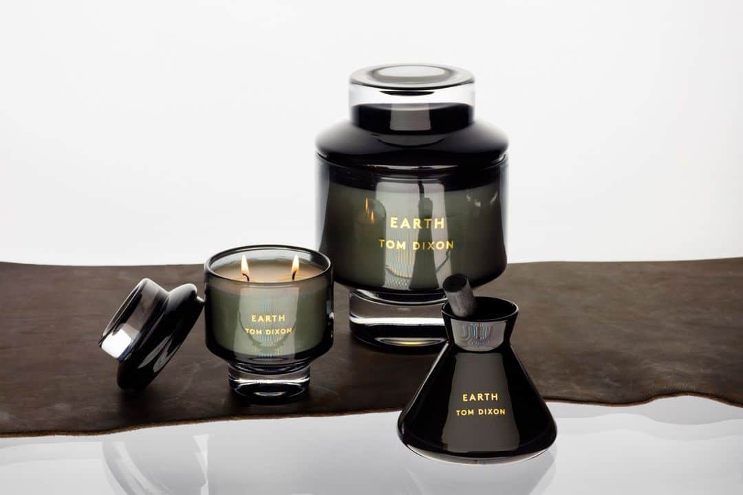 トム ディクソンのインスタグラム：「EARTH works its intriguing mingling of mint, cedar and guaiac wood to release a felicitous scent of mossy freshness.⁠ ⁠ Accompanied by a British sourced charcoal diffuser stick, and housed within a beautiful mouth-blown glass bottle decorated with hand-applied lettering, it will add a sense of intrigue and sophistication to any home.」