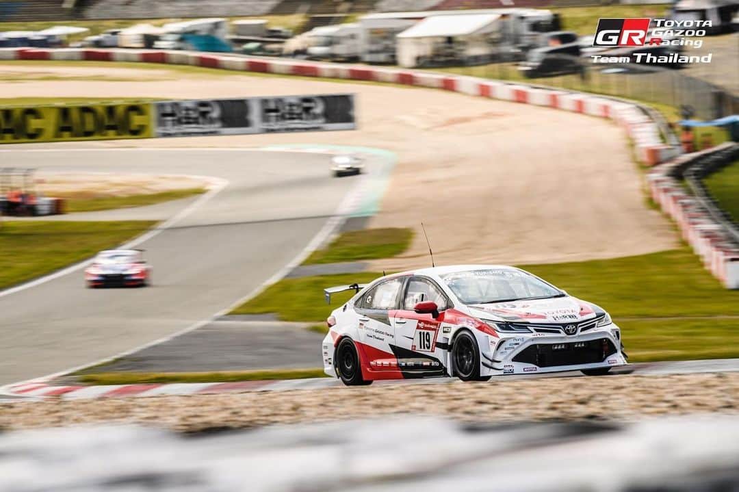 Toyota team thailandさんのインスタグラム写真 - (Toyota team thailandInstagram)「🚗🇹🇭TGRTT กับการป้องกันแชมป์โลกสมัยที่ 4 รายการมาราธอนสุดโหด 24 ชั่วโมง 51th ADAC 24h Race Nürburgring วันที่ 18-21 พฤษภาคมนี้ Nürburgring สนามแข่งขันในตำนานตั้งอยู่ที่เมืองนูร์เบอร์ก ประเทศเยอรมนี ที่นักแข่งและทีมแข่งรถยนต์ทั่วโลกอยากจะไปสัมผัสประสบการณ์ความท้าทาย ความหฤโหดและอันตรายเป็นอันดับต้นๆ ของโลก กับความยาวสนามกว่า 25 กม. 73 โค้ง  กับการครบรอบ 10 ปี ของทีมกับการเดินทางไปลงแข่งขันในสนาม Nürburgring สร้างผลงานและชื่อเสียงมากมายให้กับประเทศ ยกระดับวงการมอเตอร์สปอร์ตไทยให้เป็นที่รู้จักในระดับโลก TGRTT จะใช้รถ TOYOTA Corolla Altis GR Sports 2 คัน หมายเลข 119 ขับโดย arto, MadCow, Man, Ton และ 120 ขับโดย Jum, Hong, Kawamura ที่ในปีนี้จะมีทีมร่วมลงแข่งขัย 136 ทีมด้วยกัน ร่วมเป็นส่วนหนึ่งในความสำเร็จของคนไทยในวงการมอเตอร์สปอร์ตระดับโลก🇹🇭」5月10日 22時11分 - toyotagazooracingteamthailand