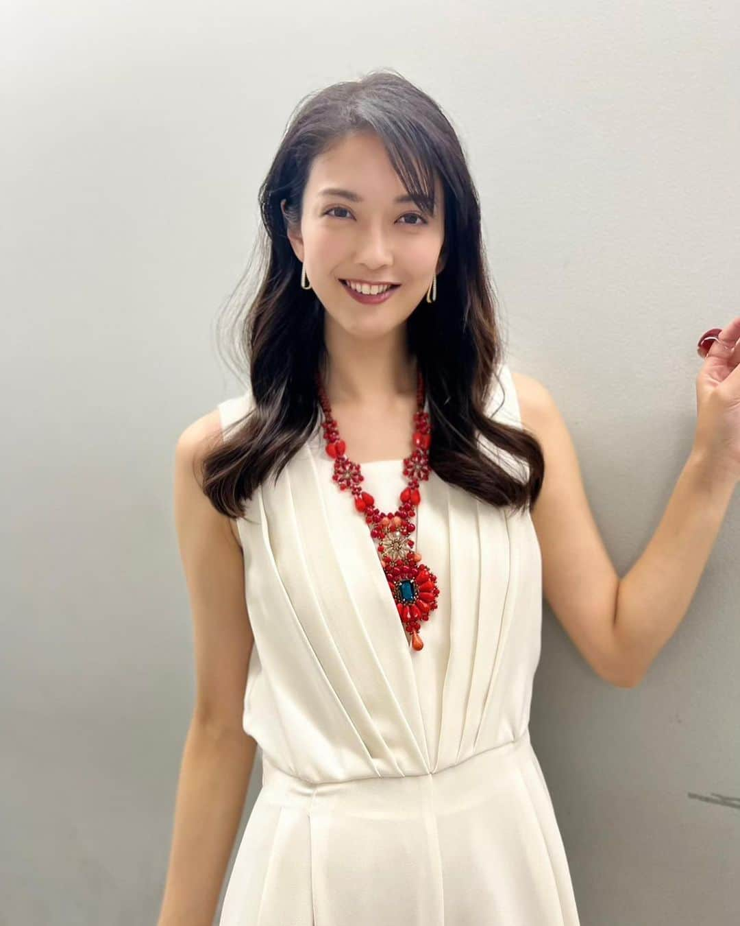 田中道子のインスタグラム：「明日の#プレバト は 浜田さん還暦祝いのスペシャル放送〜🥰❤️めでたーい！  出演者みんな服やアクセに赤を入れてるから衣装見るのも楽しいよー！😘 ロンパース@aimer_dress アクセ@abiste_official 私もめでたい衣装で気張ってきた！  今回消しゴムハンコで出演してます🫡 1mm、いや0.1mmまでこだわった渾身の作品です！ 結果は…どうかな！😳😳 とにかく浜田さんへの感謝の気持ちを込めて作ったので、みなさんぜひご覧ください😊👏」