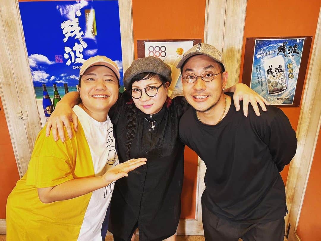 のインスタグラム：「俊さん誕生日おめでとう🎂 あなたも私より先に 40歳スタートさせましたね。 いつも頭の回転早くて MC率先してやってくれたり 私と信介の仲介に入ってくれたり 明るくて女性に優しい ドラマー🥁 これからも、いとことして 仲間としても、私を支えて下さい😂  #HY #ドラム #名喜俊 #40歳おめでとう🎈」