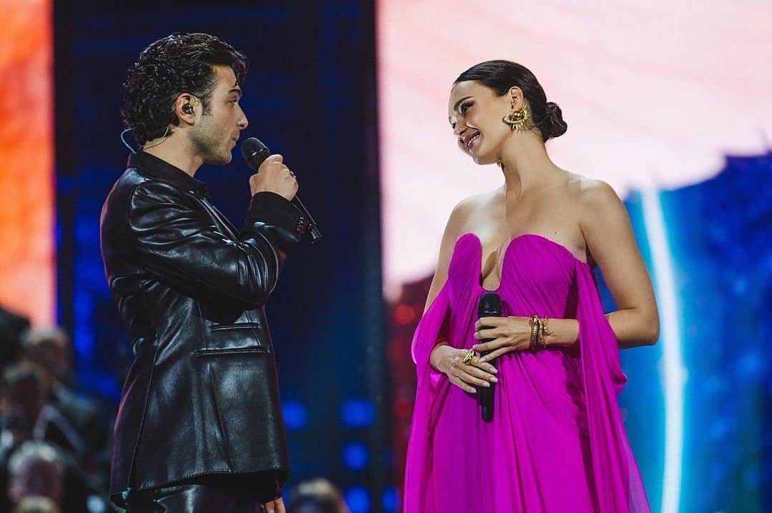 アイーダ・ガリフッリーナのインスタグラム：「Such a memorable concert at my beloved @arenadiverona with my beloved friends @ilvolomusic 💗 under the rain ☔️ which I also LOVE ! It’s so romantic….it cleanses our minds and calms us down….🧘🏻‍♀️  Watch the broadcast on May 27th and June 3rd on the Italian TV Canale 5  @gianginoble11  @barone_piero #ArenaDiVerona #Verona #LiveShow #live   Такой красивый и памятный концерт на моей любимой Арена ди Верона с моими любимыми Il Volo - даже ливень оказался таким любимым ☔️💗 романтика!!! Дождь очищает наши мысли и успокаивает наш неспокойный разум 😁.   Смотрите трансляцию на итальянском канале Canale 5 - 27 мая и 3 июня 💗」