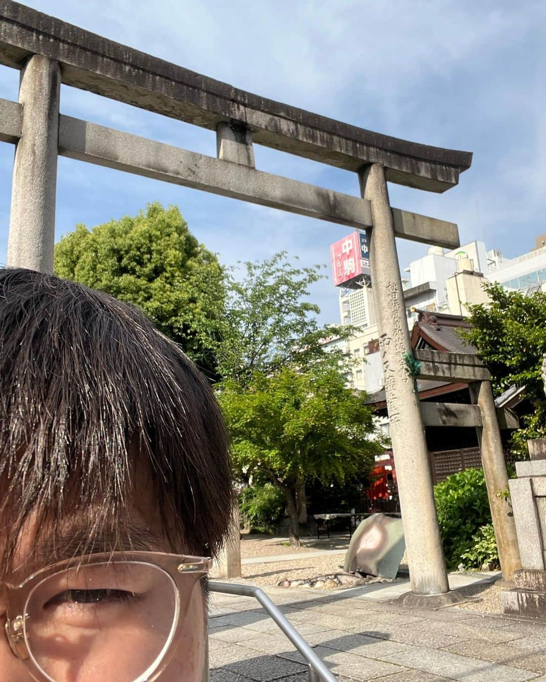 たけるさんのインスタグラム写真 - (たけるInstagram)「【最近の参拝歴】  三輪神社　名古屋  大物主を祀る神社 とにかく都会の中 本殿の後ろにマンション 戸愚呂兄の位置にマンション 戸愚呂神社だね 違うよ あとジャニーズファンの方がよく来るんだって ここにお参りするとチケットが当たるとかなんとかで ジャニーズファンっぽい人いっぱいいた 東京ホテイソンファンらしき人はいなかった 単独ライブやってるよ チケットまだあるからお参りしなくても取れるよ 福兎いる 触るとしあわせになるらしいよ もうラヴィットだ 触るラヴィットだ 鳥居カッケェ 三輪鳥居ってやつ 大きな鳥居に子供鳥居が二つくっついてる ブルゾンちえみwithTだ ん？ このタイプの鳥居一番好きだ 鳥居カッケェ  #東京ホテイソン #たける #備中神楽 #神社 #三輪神社 #名古屋 #大須 #ジャニーズ #チケット #孔雀緑 #東京ホテイソン全国ツアー #チケット発売中 #鳥居カッケェ」5月10日 22時23分 - takayanken