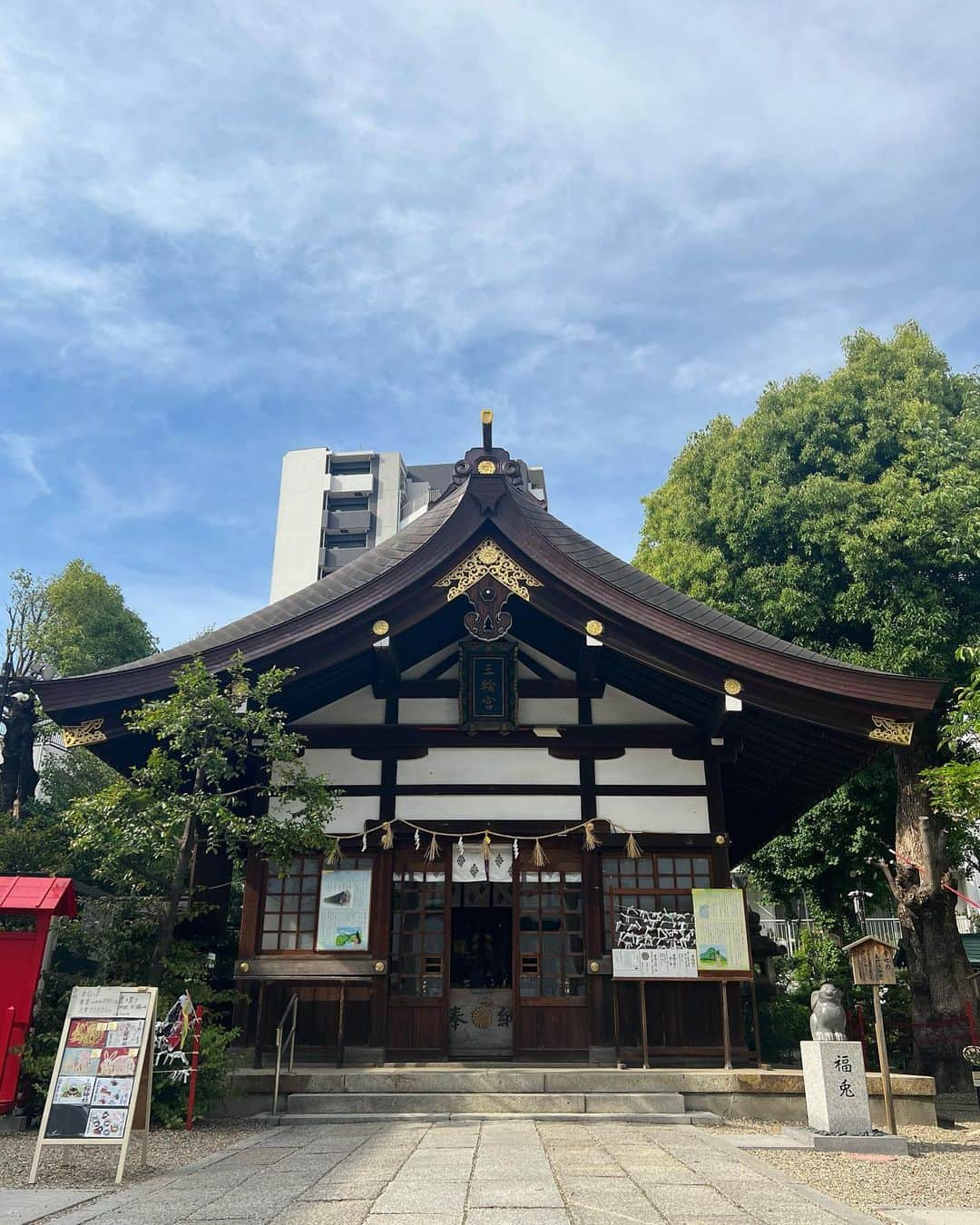 たけるさんのインスタグラム写真 - (たけるInstagram)「【最近の参拝歴】  三輪神社　名古屋  大物主を祀る神社 とにかく都会の中 本殿の後ろにマンション 戸愚呂兄の位置にマンション 戸愚呂神社だね 違うよ あとジャニーズファンの方がよく来るんだって ここにお参りするとチケットが当たるとかなんとかで ジャニーズファンっぽい人いっぱいいた 東京ホテイソンファンらしき人はいなかった 単独ライブやってるよ チケットまだあるからお参りしなくても取れるよ 福兎いる 触るとしあわせになるらしいよ もうラヴィットだ 触るラヴィットだ 鳥居カッケェ 三輪鳥居ってやつ 大きな鳥居に子供鳥居が二つくっついてる ブルゾンちえみwithTだ ん？ このタイプの鳥居一番好きだ 鳥居カッケェ  #東京ホテイソン #たける #備中神楽 #神社 #三輪神社 #名古屋 #大須 #ジャニーズ #チケット #孔雀緑 #東京ホテイソン全国ツアー #チケット発売中 #鳥居カッケェ」5月10日 22時23分 - takayanken