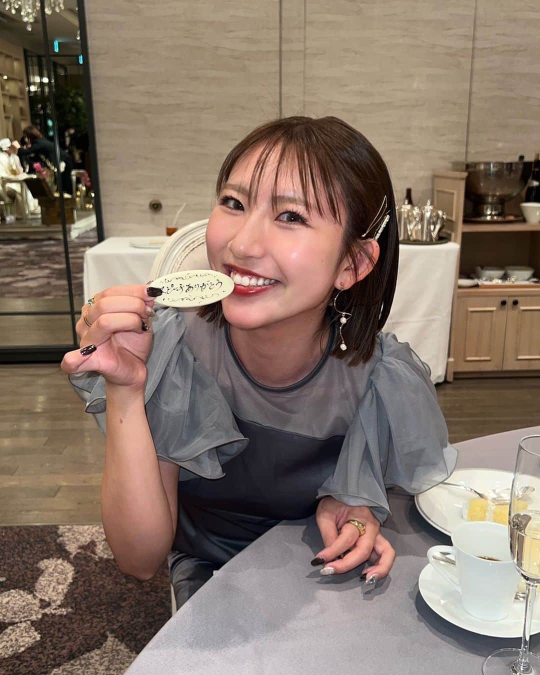 SEIKAのインスタグラム：「🩶🩶🩶  チョコによく見ると スピーチありがとうて書いてある🥺  外カメなのにお盛れ😳✨ 久しぶりにつけまつげ付けたんだけど よかった😀笑  #だけどやっぱり中顔面長め #小指の癖  #結婚式 #結婚式コーデ #結婚式ヘアアレンジ #結婚式お呼ばれ #ボブヘアアレンジ #ストレートボブ #メイク#つけまつげ #つけま #今日のメイク #つや肌 #イエベ秋 #frayid #フレイアイディー #二次会ドレス #お呼ばれドレス #お呼ばれコーデ #結婚式お呼ばれ #オケージョンドレス」