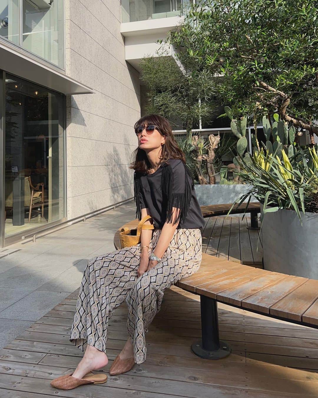 eiko kagamiのインスタグラム：「ずっとお問い合わせが続いている大反響の ボヘミアンパンツ♡  swipe→ 高身長でもずるっと感が叶う、そして生地感のとろみと サラッと通気性抜群で夏にも最高にオススメ😍 タンクトップはもちろん、TシャツやロンT合わせもバッチリ👌  5/11（木）20:00-発売start🌙 @sandlessmoon   是非チェックしてみてくださいね😍 . . . . . .  #sandlessmoon #サンドレスムーン #大人ボヘミアン#ボヘミアン #大人リゾート#大人カジュアル#カジュアルコーデ #ボヘミアンコーデ#ボヘジョ #大人カジュアル#アラフォーコーデ#ママコーデ #ボヘカジ#高身長コーデ#168cm」