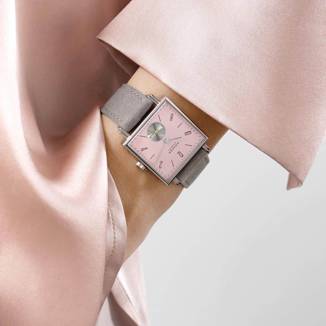 Daily Watchさんのインスタグラム写真 - (Daily WatchInstagram)「The new Tetra quartet by @nomos_glashuette is a subtle excercise in different shades of pink. Four new mechanical watches, all featuring shades of pink, all with edges and corners and all named after quirks: Die Unerreichbare, Die Wildentschlossene, Die Fuchsteufelswilde and Die Kapriziöse. Which one would you choose? #nomosglashuette #nomostetra」5月10日 22時20分 - dailywatch