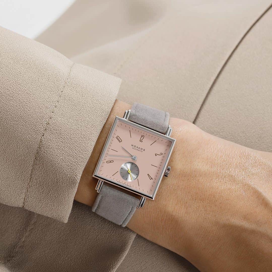 Daily Watchさんのインスタグラム写真 - (Daily WatchInstagram)「The new Tetra quartet by @nomos_glashuette is a subtle excercise in different shades of pink. Four new mechanical watches, all featuring shades of pink, all with edges and corners and all named after quirks: Die Unerreichbare, Die Wildentschlossene, Die Fuchsteufelswilde and Die Kapriziöse. Which one would you choose? #nomosglashuette #nomostetra」5月10日 22時20分 - dailywatch