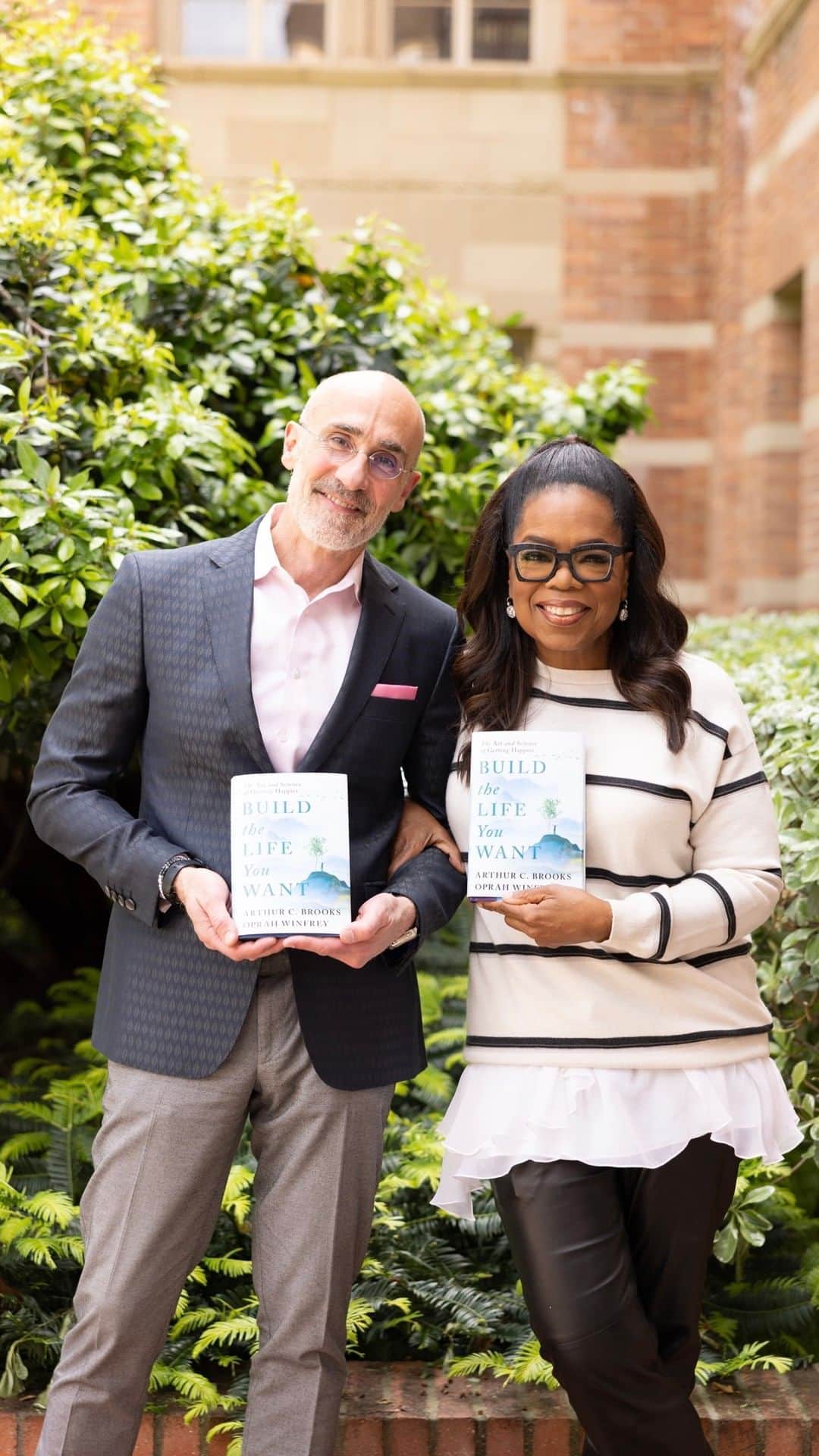 オプラ・ウィンフリーのインスタグラム：「I started reading @arthurcbrooks’ column in @theatlantic during the early days of the pandemic. I found myself happily anticipating each week’s lesson, which turned out to be a recipe for growing forward. When I discovered he taught happiness at Harvard, I wanted to extend that to the rest of us—which is why we met, became fast friends, and now have written a book together. “Build The Life You Want: The Art and Science of Getting Happier” will show you how to improve your life NOW instead of waiting for the outside world to change. Tap the link in my bio to pre-order a copy and it’ll be available at your doorstep on September 12!」