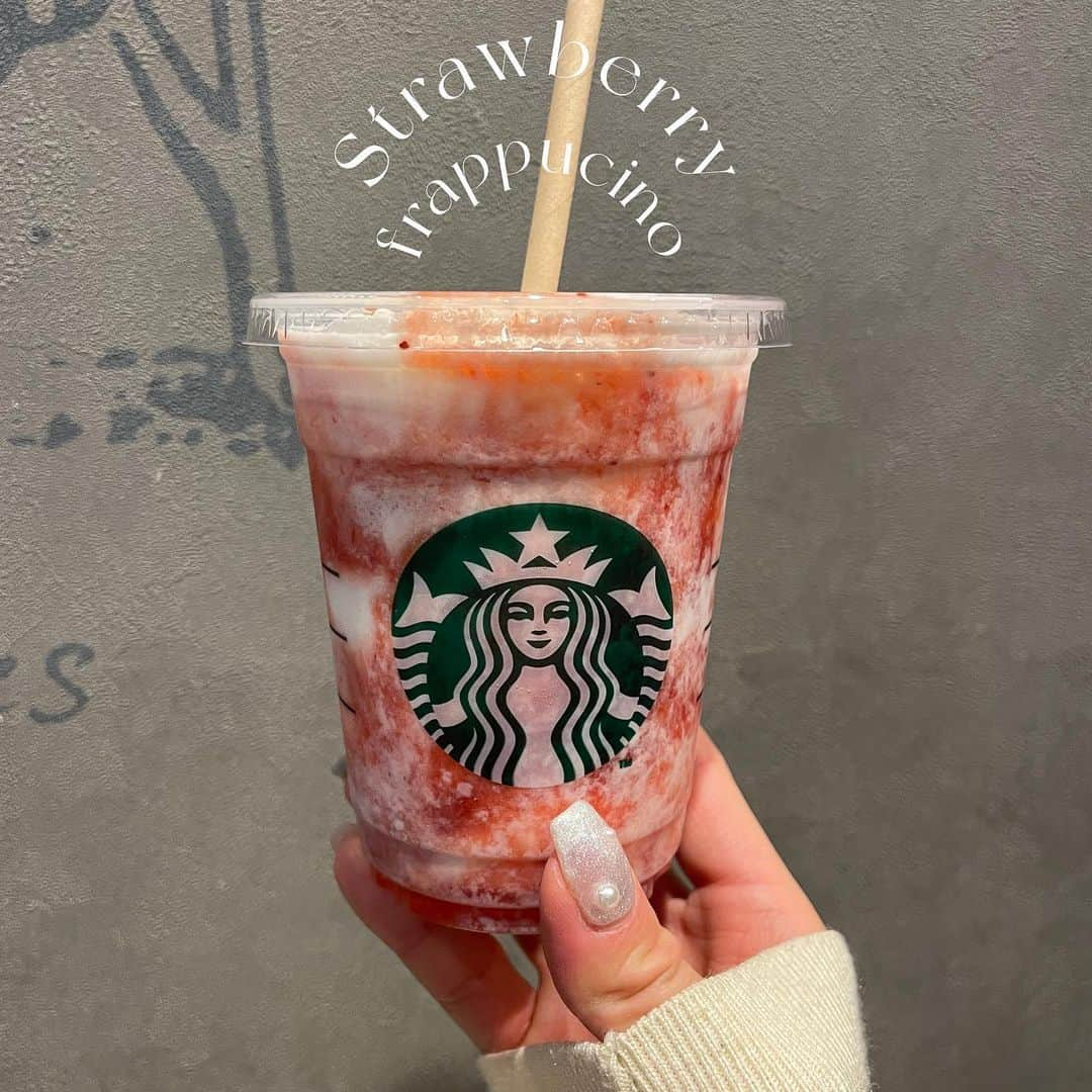 ひこ乃さんのインスタグラム写真 - (ひこ乃Instagram)「🍓🥛 ⠀ 新作のストロベリーフラペチーノ🤍 フラペチーノ飲みたいのにホイップクリームが 苦手な人に是非やってみてほしいカスタム🫰🏻  ストロベリーフラペチーノ + ホイップなし(±0) ブレべミルク変更(+55円) ホワイトモカシロップ追加(+55円)  甘くて濃厚ないちごミルクに変身〰️🕺🩰  ホイップクリームがないだけでカロリー抑えられてる 気がして←気のせい ごくごく飲んじゃう🥹🤍  #スタバ新作#ストロベリーフラペチーノ#スタバカスタム #스타벅스#스벅#스벅텀블러#도쿄여행#도쿄카페#카페#카페스타그램」5月10日 22時32分 - hikono0909