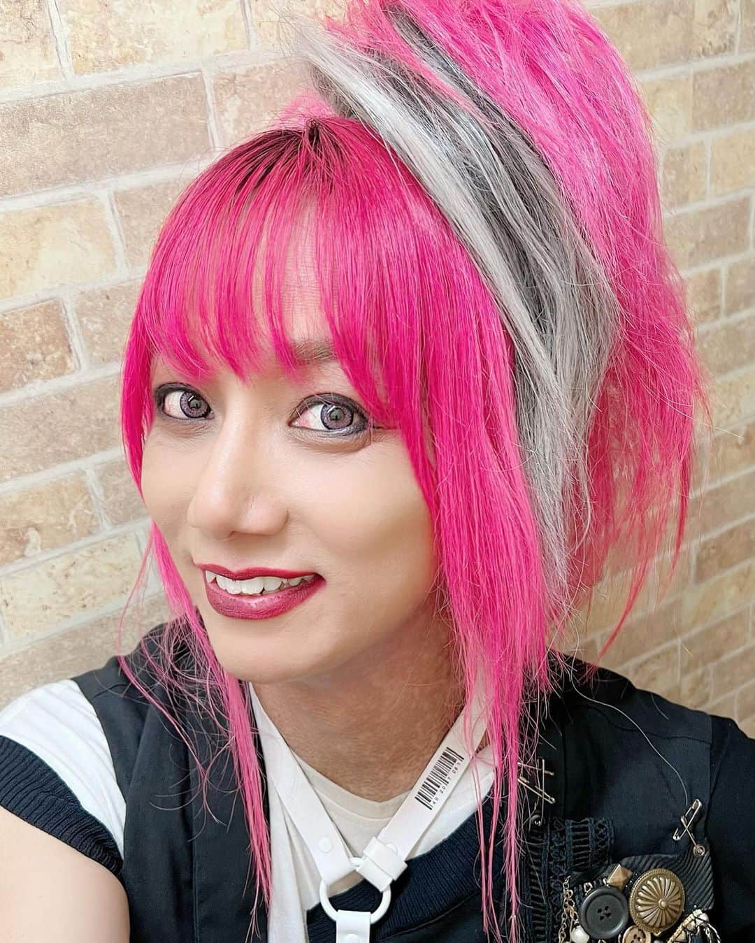 靖乃のインスタグラム：「本日は寺子屋主催『学校へ行こう』～担当教員ギャロ～@池袋BlackHoleでハイダンシークドロシーを御覧頂いて皆様ありがとうございました‼️ 沢山刺激を受けつつ我々の良さもお伝え出来たんでは無いでしょうか❓ 次は5/13に高田馬場PHASEで🌹  #靖乃 #ハイダンシークドロシー #淡路島 #ピン毛」