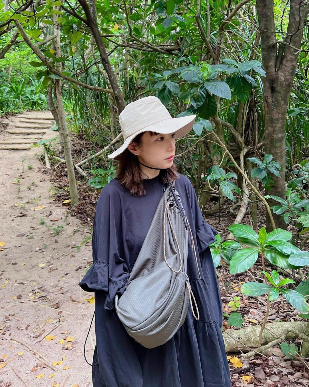 イアリサのインスタグラム：「石垣では @wcjapan のitemをめちゃくちゃ活用した🏝  帽子は小さくクマの形に収納できて BAGはこれから夏に使えるitem！ 犬と散歩してる時の羽織りもこちらも小さくなるし、シワにならないパンツは週5くらいのレベルで履いてるパンツです。 最後のワンピースはスカートのみでも使えます。  どれもこれもお気に入り。  商品タグもつけれるようになって、世の中たいへん便利になりましたな~  #犬と私の方向が違う #なぜ #wcj #若槻さんにいただいたサンダルが履き心地抜群すぎて50年先にも販売されてたらいいなと思いました」