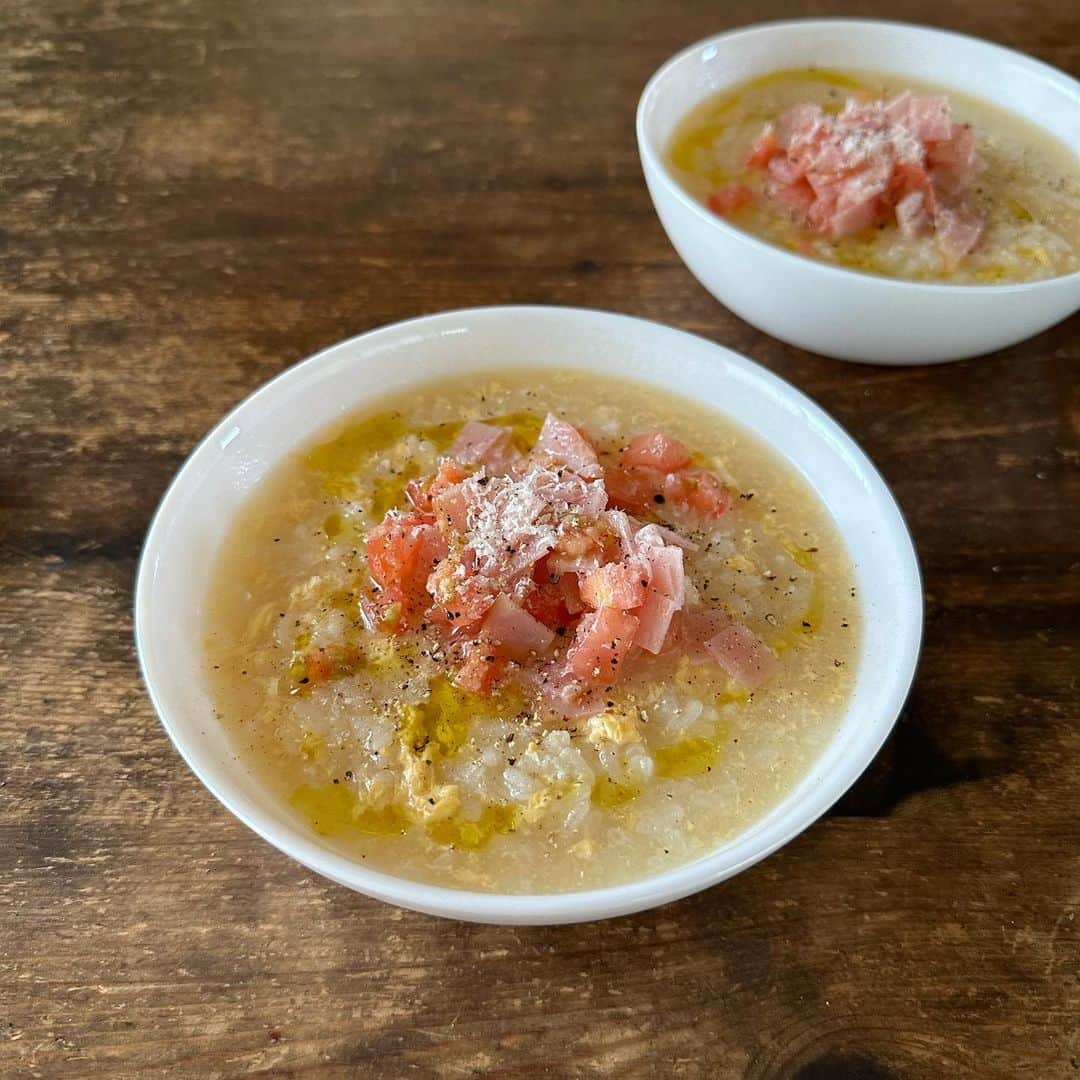 Tesshiのインスタグラム：「超簡単 洋風たまごおじや Super easy rice porridge #yummy #homemade #healthy #rice #porridge #easyrecipes #quickmeals #おいしい #おやじ #時短料理 #時短レシピ #おじや #卵 #マカロニメイト #フーディーテーブル #手作り  水2カップ、コンソメ1個、ご飯200g、卵1個、塩で調整、トッピング(トマト、ハム)、パルミジャーノ・レッジャーノ、黒胡椒、オリーブオイルなど 400ml water, 1 stock cube, 200g Gohan, 1 egg, salt.. tomato, ham, Parmigiano Reggiano, pepper and olive oil…」