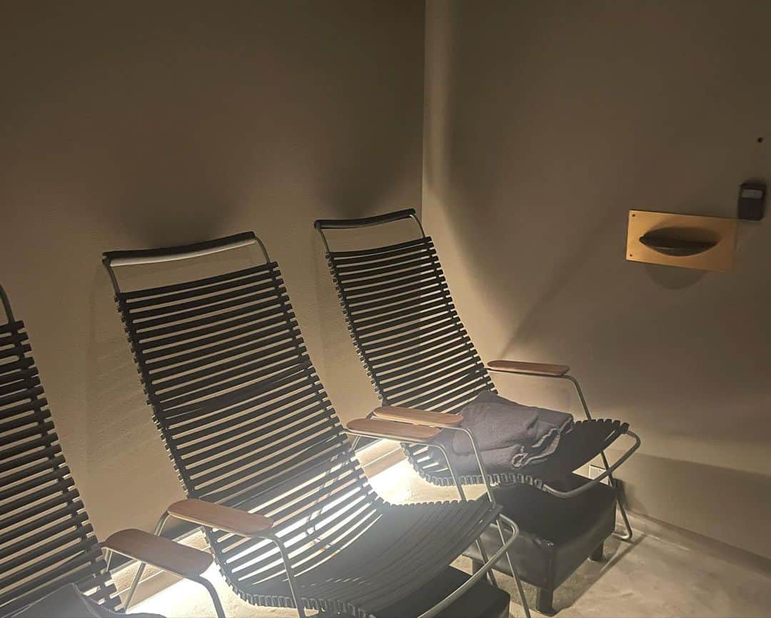 伊倉愛美さんのインスタグラム写真 - (伊倉愛美Instagram)「神楽坂にある #ソロサウナtune さんへ🧖‍♀️  なんとも贅沢な個室サウナだった.....！  洗練されたデザインの個室は広々と快適で、 サウナ、休憩、シャワーまで このお部屋で完結。。  ロウリュも自由に使えて、お水をかけると ジュワッとアロマのいい香りが🍃  そしてBGMは屋久島のリアルな自然の音を tuneのために録りに行ったとのこと... 凄い、どんだけ手が込んでるんだ...🥹  こだわりつくされた癒し空間で しっかりデトックスさせてもらいました🫶🏼  日中と夜でBGMが変化するようで！ 夜も素敵だろうな〜行ってみたい😍  #ソロサウナ #サウナ女子  #個室サウナのパイオニア #個室サウナ」5月10日 22時30分 - ikura_manami