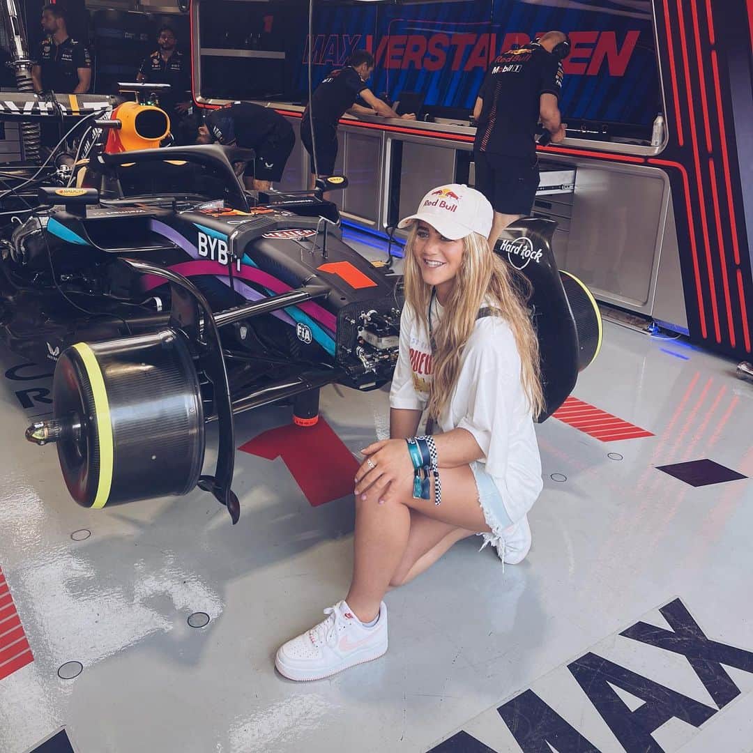 キャロライン・マークスのインスタグラム：「F1- What a cool experience. Thank you @redbull 👐」