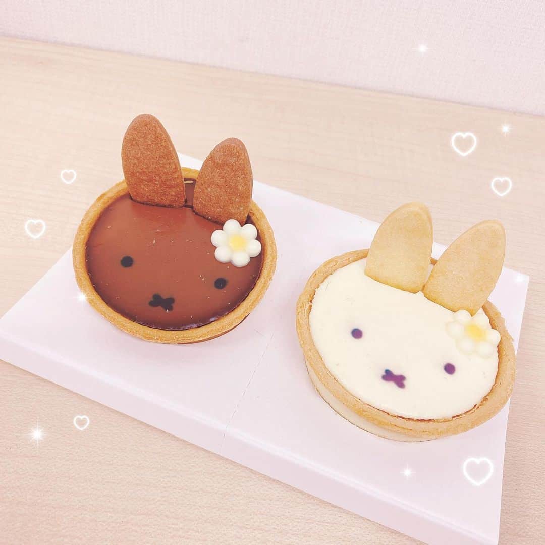 伊藤芽衣のインスタグラム：「天王寺MIOさんでの お写真です…！ ⁡ Kawaii☆Festaの スペースの となりにあった、 Flower Miffyさん♡ @flower_miffy_official  ⁡ テイクアウトの スイーツやドリンクも 販売されていて♡ ⁡ 大阪入りする前から 気になっていました笑 ⁡ ドリンクや スイーツは 早い時間に 完売してしまうので…！ ⁡ 休憩のタイミングで ぎりぎり買えた ミッフィータルト♡ ⁡ かわいい！ ⁡ ほんとにぎりぎり、 チーズケーキとチョコレート 2種類買えました♡ ⁡ #ミッフィー #フラワーミッフィー #フラワーミッフィージュースガーデン #flowermiffy #miffy #天王寺ミオ」