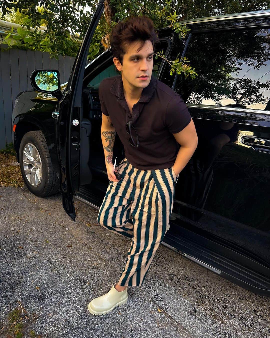 ルアン・サンタナのインスタグラム：「“se eu sou quem eu sou, é pq você chegou e arrumou a bagunça, o caos”.  já foram dar o play na DEUS É MUITO BOM, hoje? 😍 bom dia.」