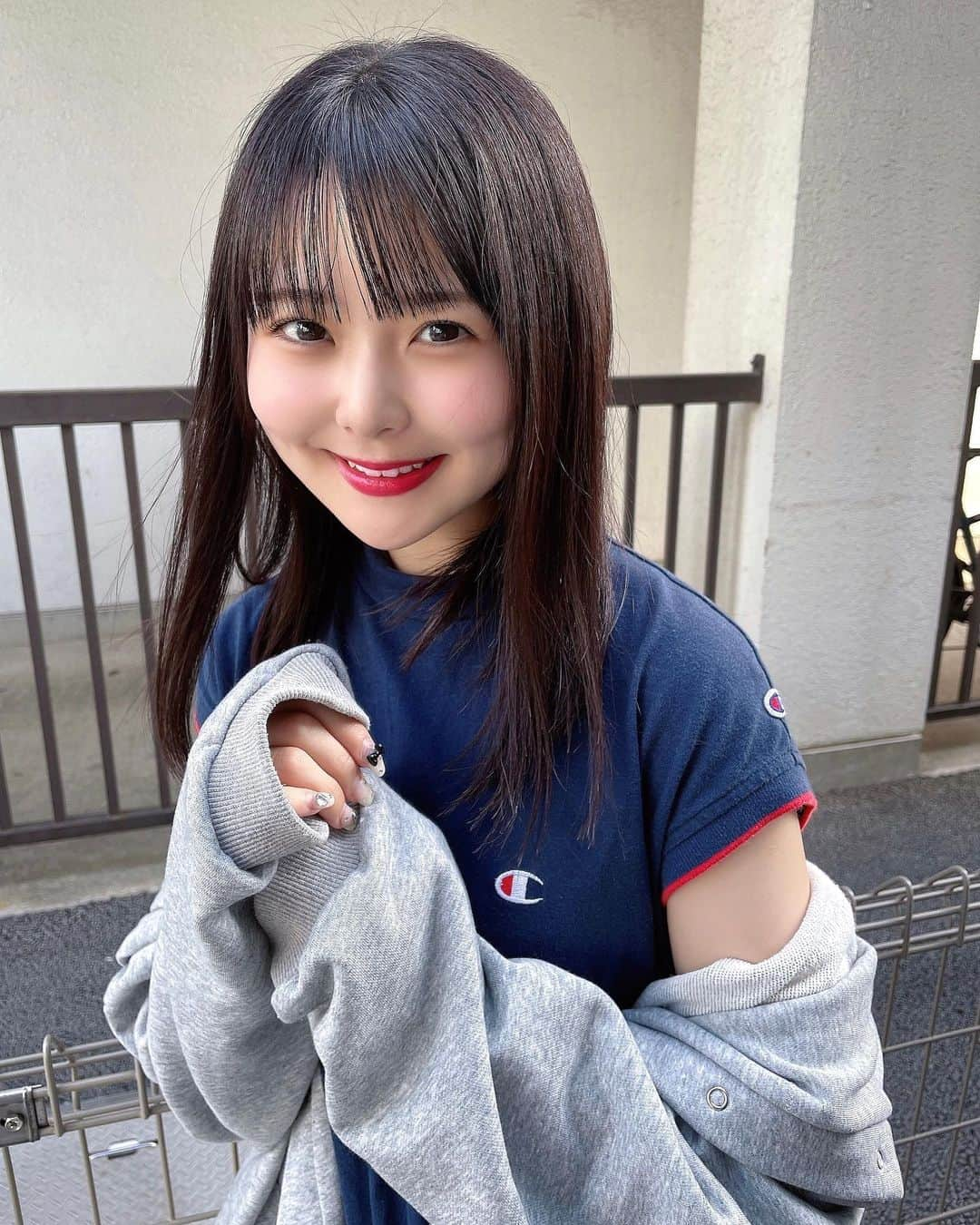 久保田沙矢香のインスタグラム：「カジュアルも好きー？  #カジュアルコーデ #パーカーコーデ #パーカー女子 #champion #figandviper #ミディアムヘア #ストレートヘア #サウナ #サウナ女子 #サ活 #サ活女子」