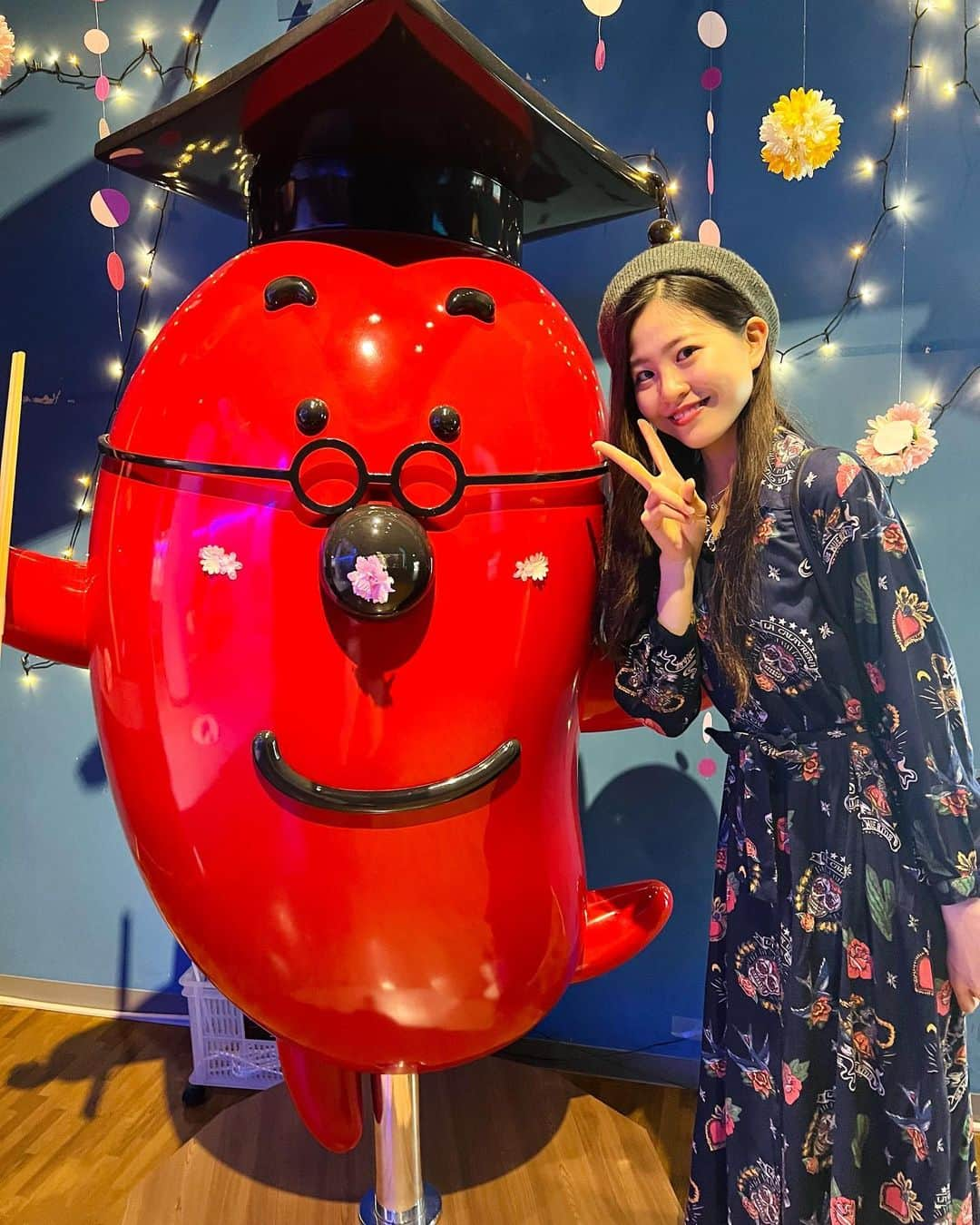 藍井柚來さんのインスタグラム写真 - (藍井柚來Instagram)「だだーーーん🧚🏻‍♀️✨  この間、｢たまご農家のキッキン レシピヲ｣(@recipio05 )さんに久野さん(@junkuno_7575 )とランチに行ってきました🎶(お料理が美味しすぎて熱く語りすぎました😂💦最後まで読んでいただけると嬉しいです💦)  柚來が食べたのは｢農家の贅沢プレート｣です✨ 新鮮で旬の食材を取り入れた、彩り豊かでとても美味しいサラダがたっぷり🥗✨ サラダにドレッシングがかかっていたんですけど、ブロッコリーやさやえんどうなどは、｢たまご農家のこだわりマヨネーズ｣をディップしていただきました✨ コクが深くてとてもまろやかで美味しいのに無添加なんです😳  オムライスも新鮮な卵をたっぷり使って、ふわふわトロトロに調理されていて美味しかったです✨  食後は｢ココテラス｣(@cocoterrace05 )さんのたまごいっぱいプリンをいただきました✨ なめらかでやさしい甘さでとても美味しかったです😍  農家の贅沢プレートはサラダ,オムライス,スープ,プリン,飲み物がセットになっていて、どれも美味しくとても満足できました💖✨ 幸せな気持ちでいっぱいになれます🎶  どれも美味しいお料理のなかでも、柚來がいっちばん気に入ったお料理は「厚焼きたまごサンド」です🥚💖 厚焼き玉子がふわふわでほんのり甘くて、、、厚焼き玉子だけを口いっぱいに頬張りたいくらいにほんっっっっとに美味しかったです😳‼️  その後は「めんたいパーク」と「INAXライブミュージアム」に行ってきました‼️ お天気は雨だったけれど、雨なんか気にならないくらいに楽しかったです🎶 久野さん、この日もありがとうございました🙇🏻‍♀️ 栄養や食のことだけでなく、様々なことの相談にのってくださる久野さん😭✨ いつも助けられています、、、本当にありがとうございます😭✨✨  本当に楽しい時間ってあっという間、、、、😢 この日に戻りたいです🥹💭   #レシピヲ  #レシピヲのオムライス   #レシピヲココテラス   #ココテラス  #ココテラスの丘   #ココテラスのプリン   #ココテラス常滑   #常滑  #常滑カフェ   #常滑グルメ   #常滑市   #常滑ランチ   #ランチ  #lunch  #名古屋カフェ   #名古屋グルメ   #名古屋ランチ   #愛知  #愛知観光   #愛知グルメ  #愛知カフェ  #愛知ランチ  #aichi   #tokoname   #オムライス  #オムライス専門店   #オムライス巡り   #オムライスランチ   #inaxライブミュージアム   #めんたいパーク」5月10日 22時38分 - yurai.14