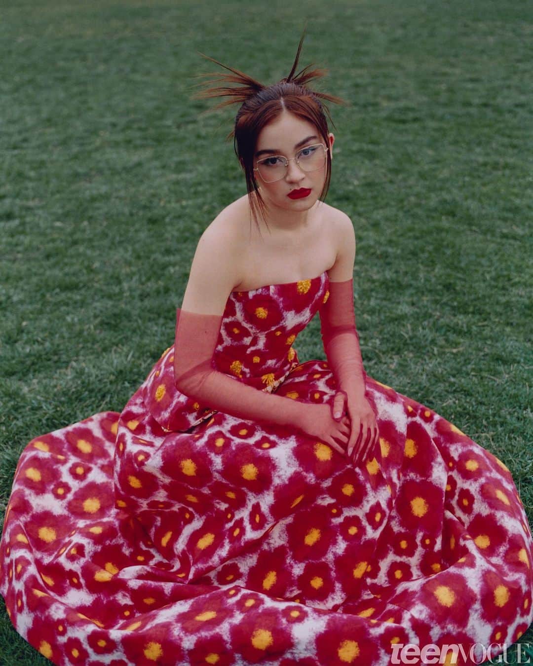 Teen Vogueさんのインスタグラム写真 - (Teen VogueInstagram)「When #ToAlltheBoys premiered, Anna Cathcart (@annacathcart) was immediately praised for her scene-stealing role as Kitty Song Covey, the meddling matchmaker youngest sister in a biracial Korean American family. But she refused to believe that she was actually going to helm her own spinoff series — even after the script for XO, Kitty, was in her hands. “In my mind, it was a joke,” she tells Teen Vogue. “Like, oh, my God, how great would it be for Kitty to have a spin-off. “I’m here for it, but that's not going to happen. That’s only an actor’s dream.” Teen Vogue’s May cover star chats more on the new Netflix series at the link in bio 💕🌸  🖋: @meeshkakim 📸: @anameizing Photo Assistant: @sangwoo_suh Photo Assistant: @keegan_keith Stylist: @shebiaan Hair: @chika_nishiyama Makeup: @ittts_sena Nails: @wuwunails Prop Stylist: @_selena.liu Location: @brooklynbotanic  Producer: @chloesnowa Art & Design Director: @emilyzirimis Talent Director: @eugeneshevertalov Designer: @lizcoulbourn Executive Editor: @danikwateng Senior Culture Editor: @claire_ifying Culture Editor: @kaitmcnab」5月10日 22時39分 - teenvogue