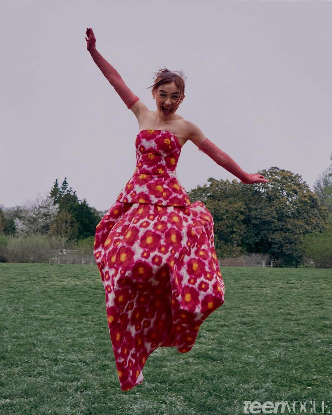 Teen Vogueのインスタグラム：「When #ToAlltheBoys premiered, Anna Cathcart (@annacathcart) was immediately praised for her scene-stealing role as Kitty Song Covey, the meddling matchmaker youngest sister in a biracial Korean American family. But she refused to believe that she was actually going to helm her own spinoff series — even after the script for XO, Kitty, was in her hands. “In my mind, it was a joke,” she tells Teen Vogue. “Like, oh, my God, how great would it be for Kitty to have a spin-off. “I’m here for it, but that's not going to happen. That’s only an actor’s dream.” Teen Vogue’s May cover star chats more on the new Netflix series at the link in bio 💕🌸  🖋: @meeshkakim 📸: @anameizing Photo Assistant: @sangwoo_suh Photo Assistant: @keegan_keith Stylist: @shebiaan Hair: @chika_nishiyama Makeup: @ittts_sena Nails: @wuwunails Prop Stylist: @_selena.liu Location: @brooklynbotanic  Producer: @chloesnowa Art & Design Director: @emilyzirimis Talent Director: @eugeneshevertalov Designer: @lizcoulbourn Executive Editor: @danikwateng Senior Culture Editor: @claire_ifying Culture Editor: @kaitmcnab」