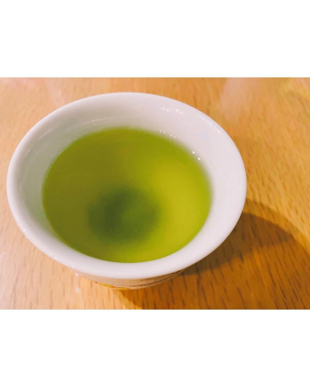 kainatsuさんのインスタグラム写真 - (kainatsuInstagram)「袋を開いた瞬間のフルーティーな香りに感動！そのあとに続く円やかで深い緑茶の香り。はぁぁ。何度も吸い込みました。。(早く飲め)  先週の #おかえりマルシェ で話した島田市初倉を拠点に活動するユニークなお茶集団「Hi!Teas」のメンバーでもある大新農園の一番茶が届きました🍵  この2つの #やぶきた茶 それぞれ違う茶師さんが焙煎と仕上げを担当されてるとのことで、味を比べてみるのも楽しみです🤤  @daishin_nouen  @hi_teas」5月10日 22時40分 - natsugram_life