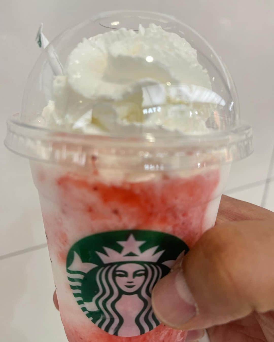 のインスタグラム：「新作のスターバックス ストロベリー フラペチーノを呑みました。 酸味があって旨し！ オススメ度85  #starbucks  #フラペチーノ」