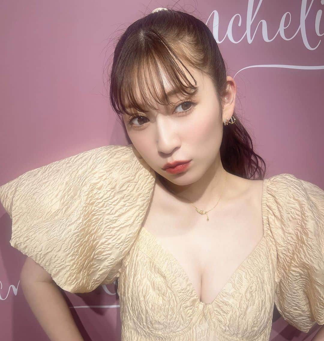 吉田朱里のインスタグラム：「@anchelion ラフォーレ原宿 ポップアップ来店イベント ありがとうございました🥰❤️ . みんなとお揃いのアクセで写メ撮れて嬉しかったです💓 . やっぱり会えるイベントはいいね！初めましての人から 前のイベントぶりの方💓 そしてアイドルの頃から通ってくれてる方も…🥰中には結婚した子やお子さん連れてきてくれた方も😊❤️ . たくさん皆さんの近況も聞けて嬉しかったです😉💓 . 15日までポップアップやってるのでお時間ある方は覗いてみてくださいね♥️♥️ . アクセたくさんつけてね💖 . 前髪切ってハイポニー♥️ これが1番自分って感じで好き」